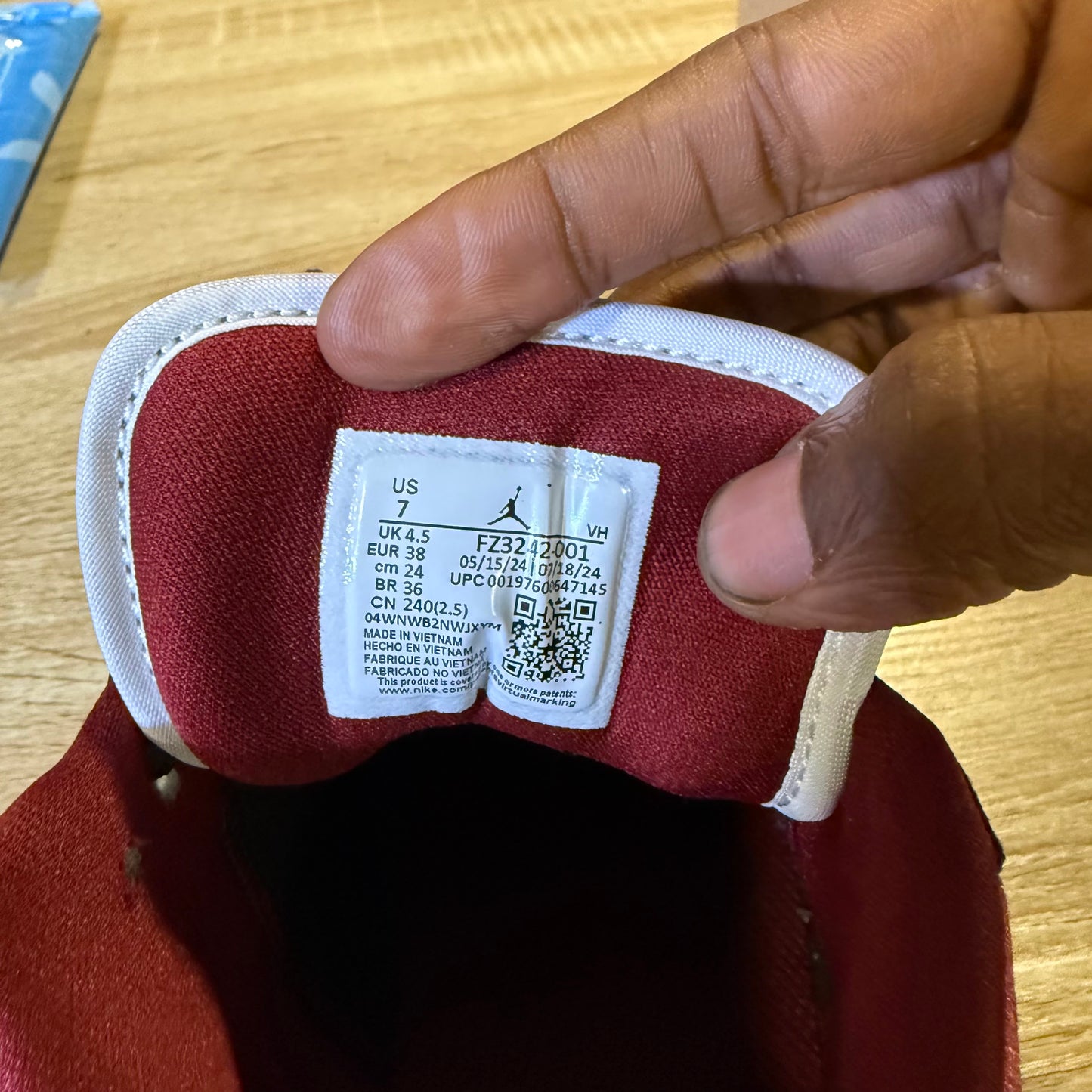 Size 5.5 M - Air Jordan 1 SE Low Velvet Black Toe