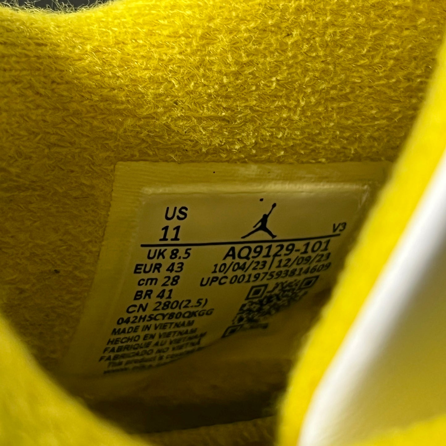 Size 11W - AJ 4 Sulfur