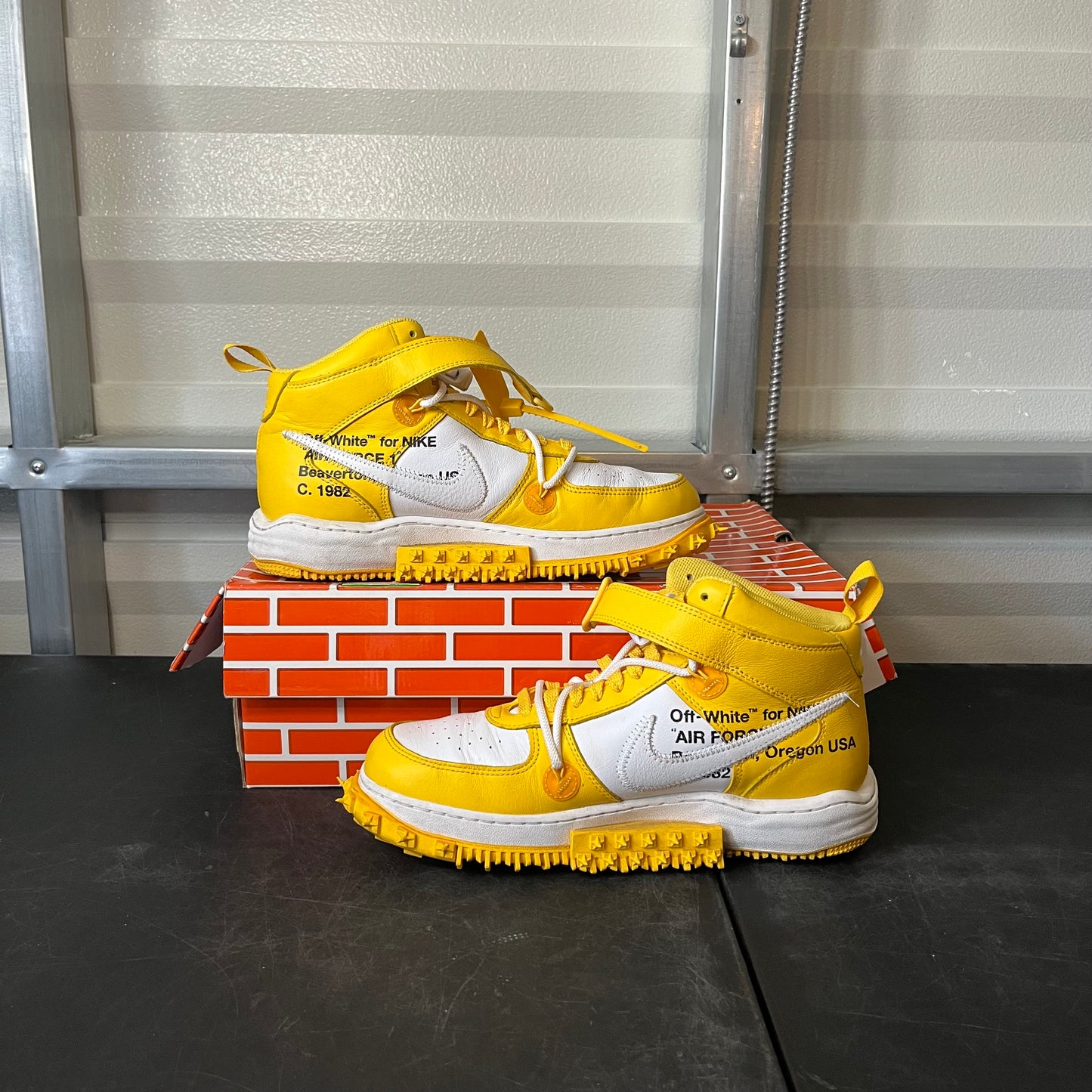 Size 10 - Off White AF 1 Yellow