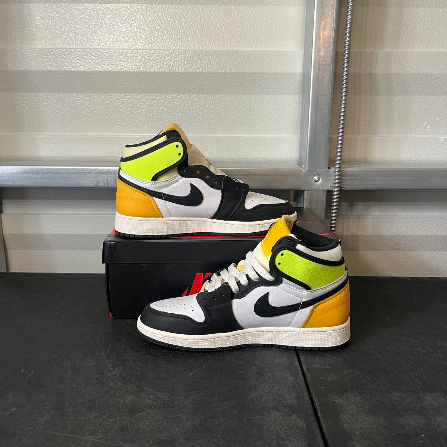 Size 5.5 - AJ 1 Volt Gold
