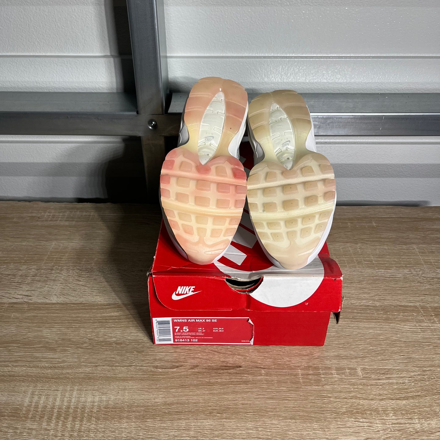 Size 7.5W - AM 95 SE Essential Triple White Grey