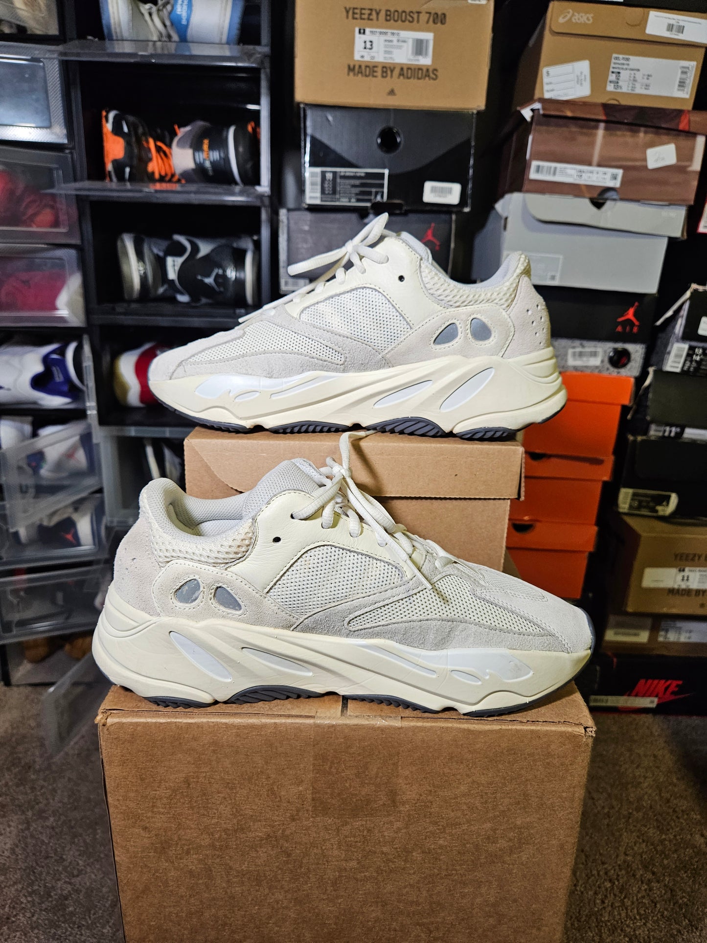 Size 9.5 - YZY 700 Low Analog