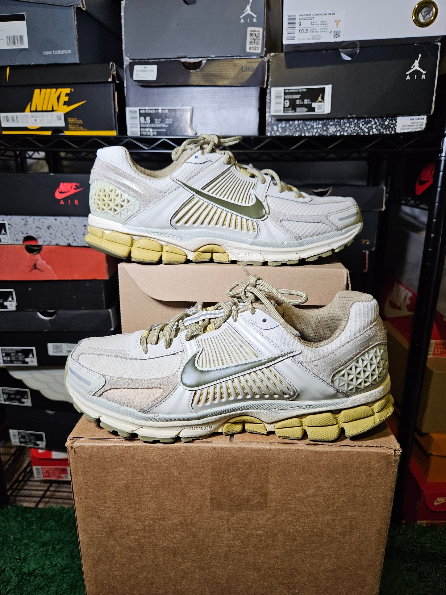Size 10 - Air Zoom Vomero 5 Light Bone Olive