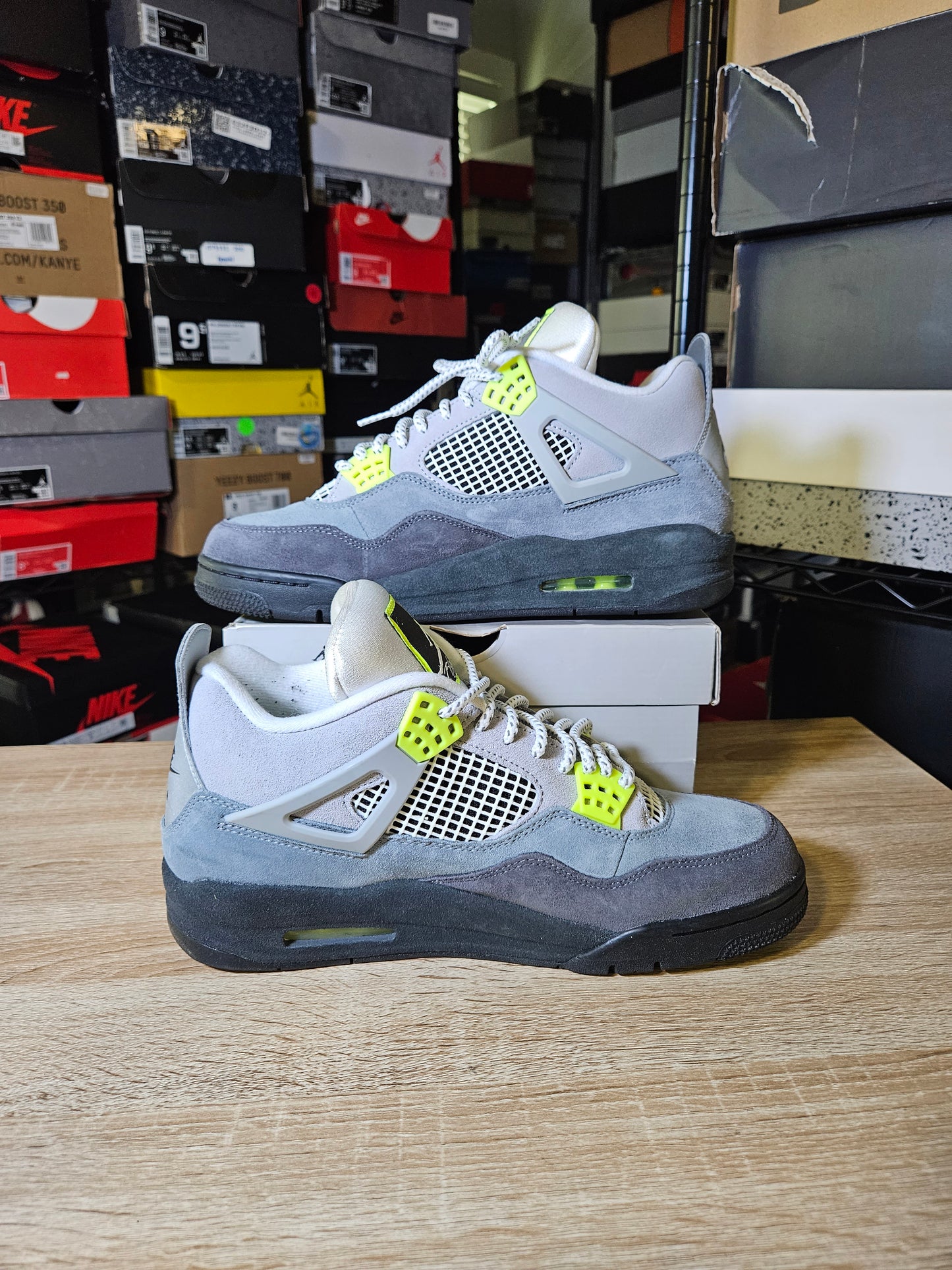 Size 10 - AJ 4 Retro SE Mid Neon 95