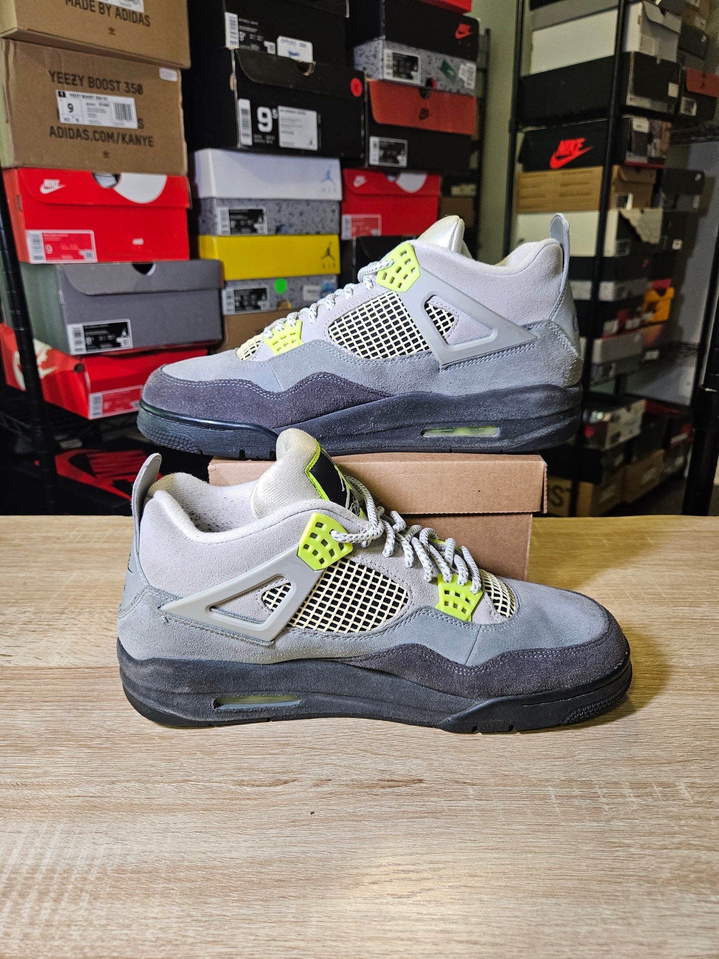 Size 12 - AJ 4 Retro SE Mid Neon 95