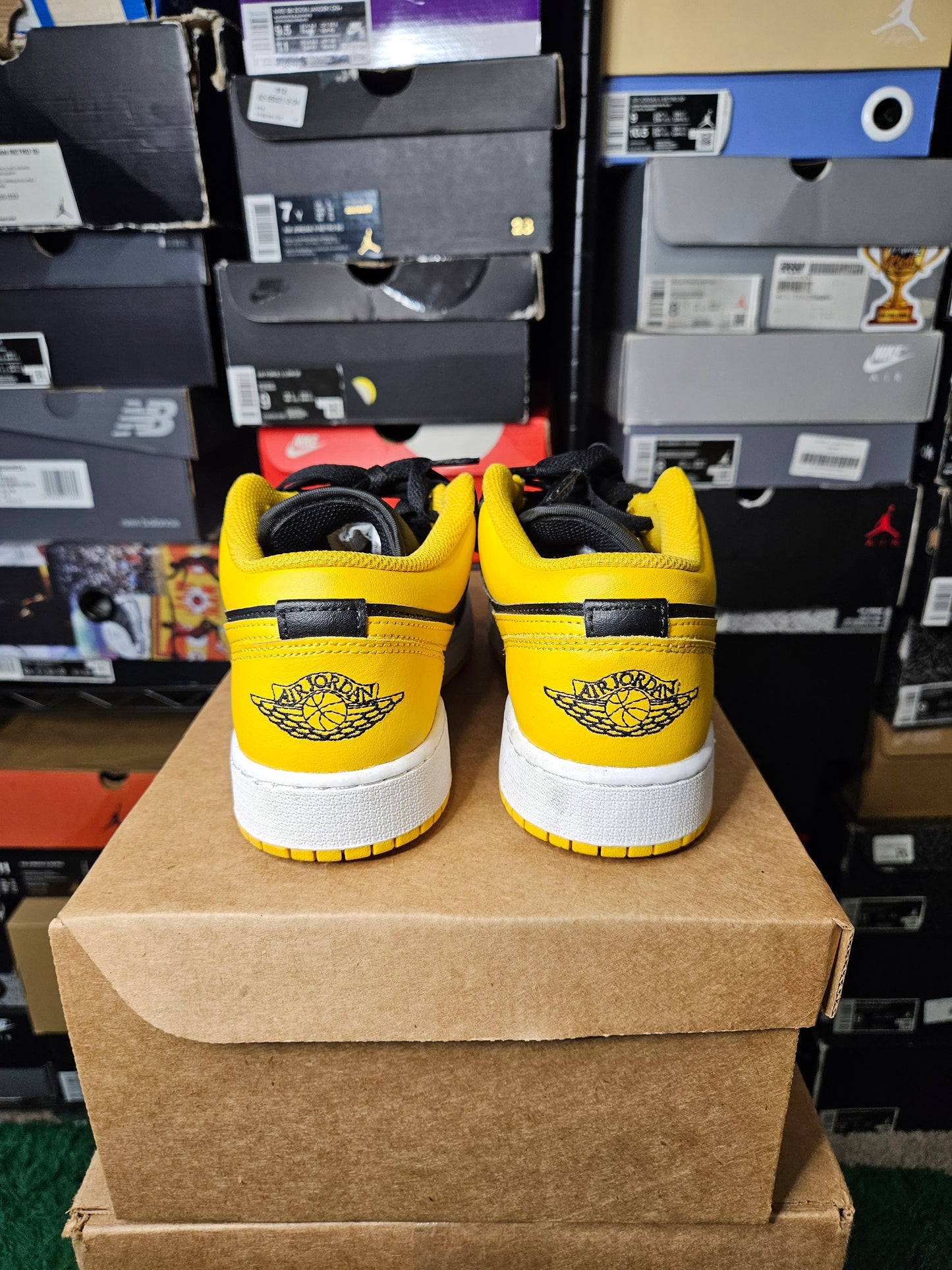 Size 5.5y - AJ 1 Low Yellow Ochre