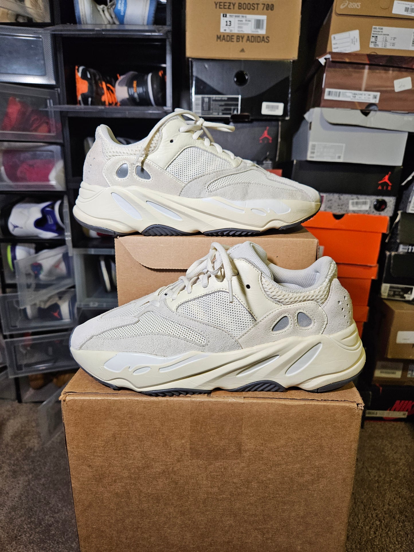 Size 9.5 - YZY 700 Low Analog