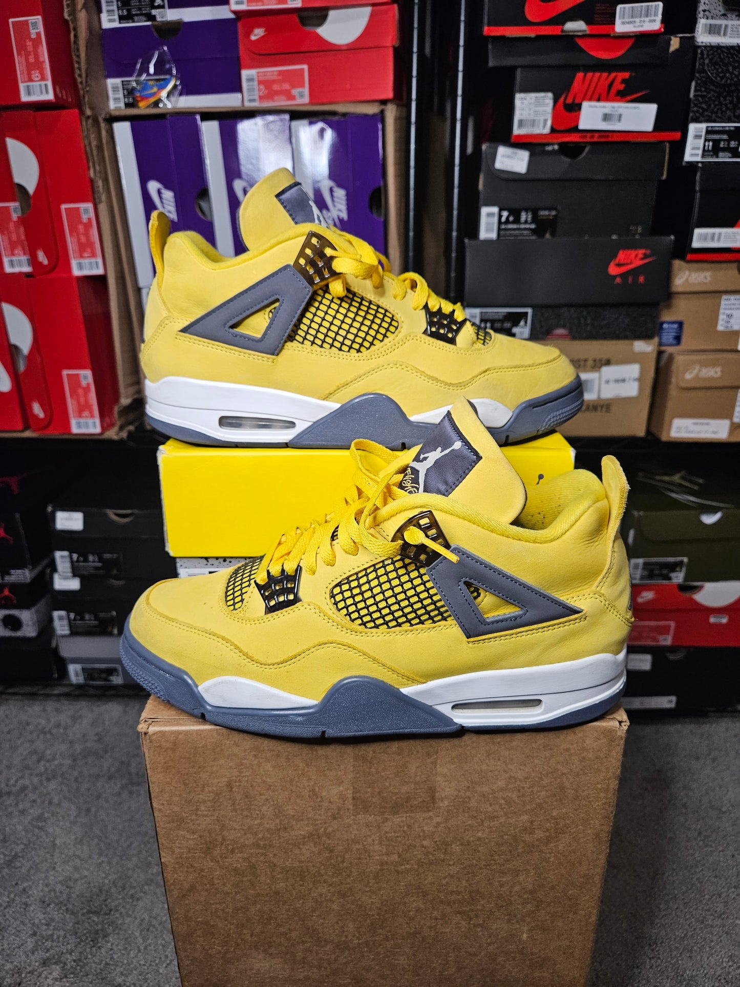 Size 10.5 - AJ 4 Retro Mid Lightning