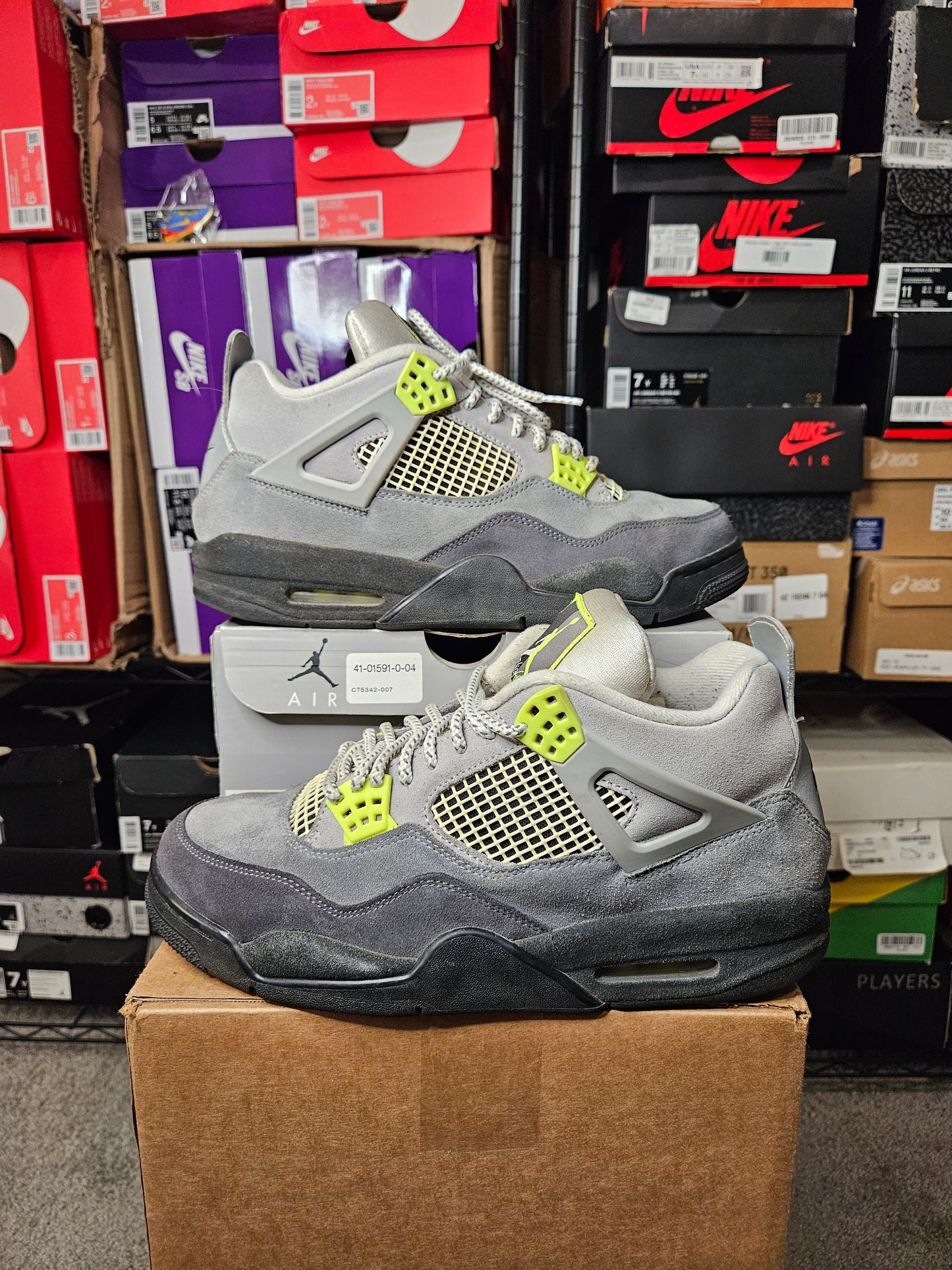 Size 10.5 - AJ 4 Retro SE Mid Neon 95