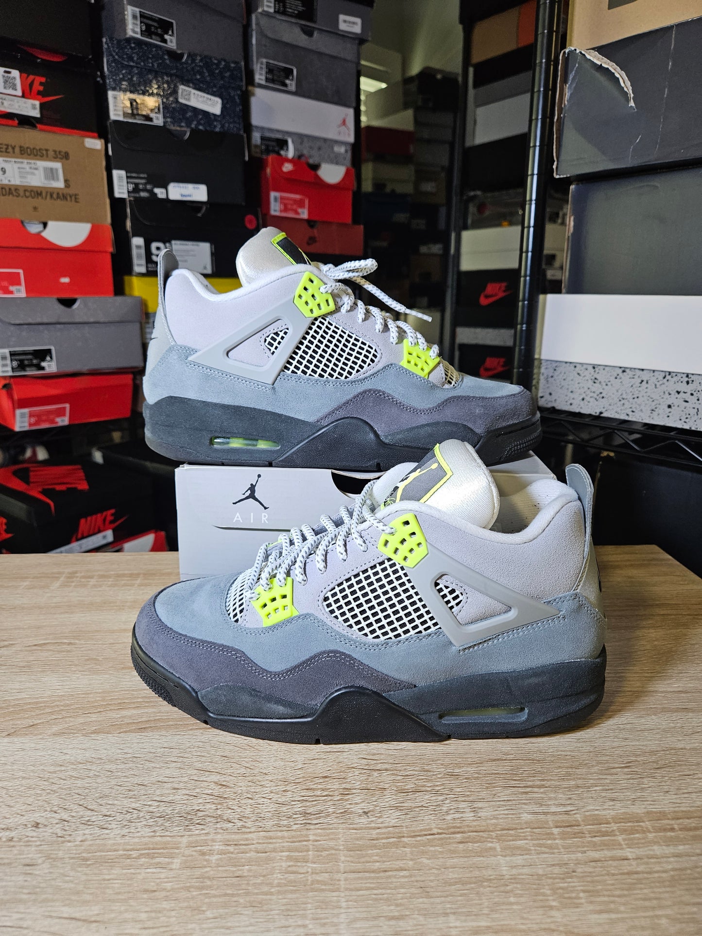 Size 10 - AJ 4 Retro SE Mid Neon 95
