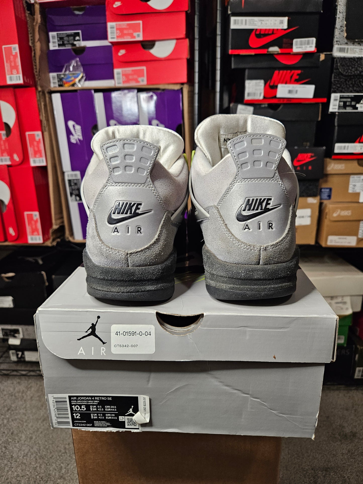 Size 10.5 - AJ 4 Retro SE Mid Neon 95