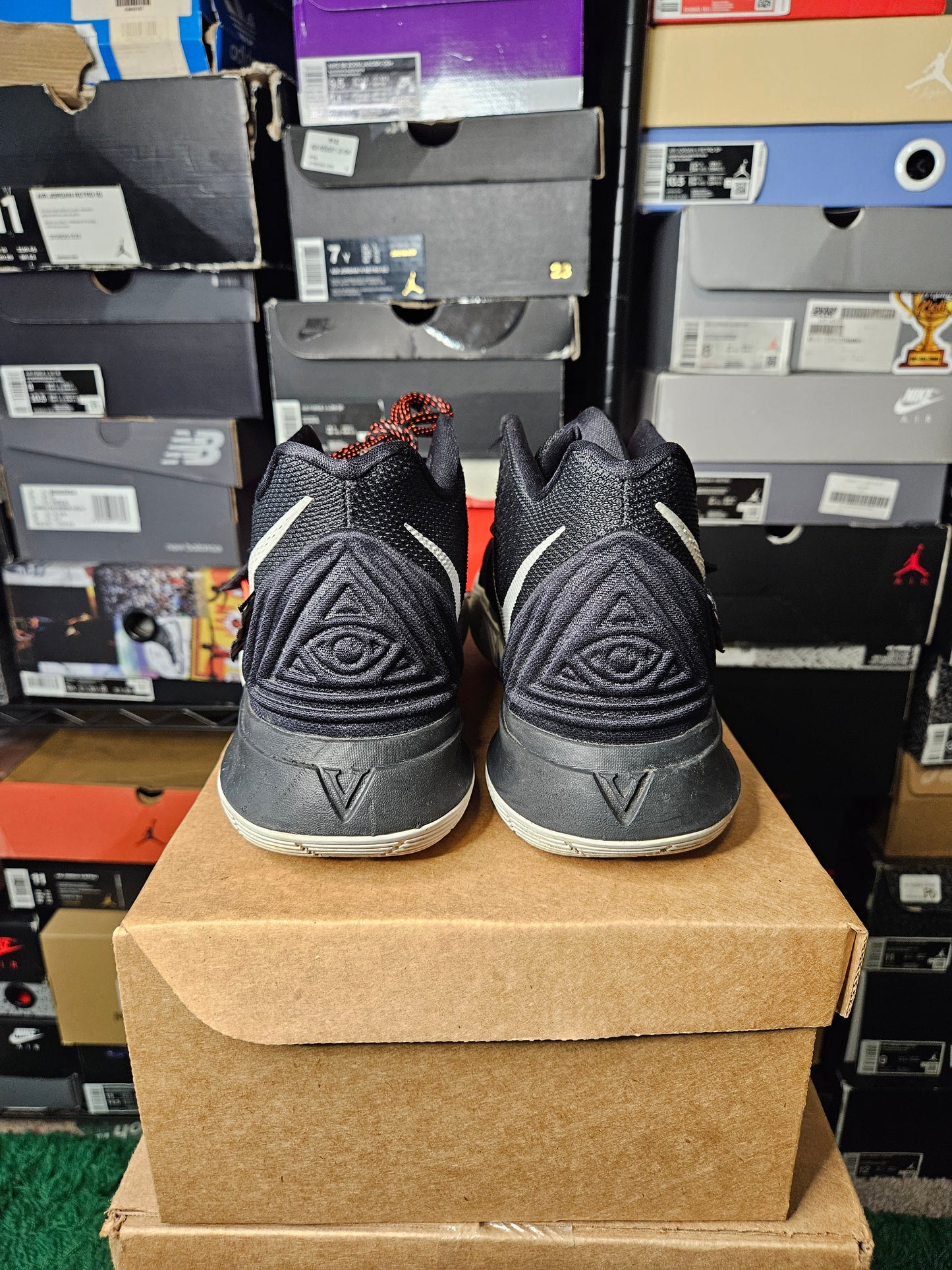 Size 10.5 - Kyrie 5 Friends