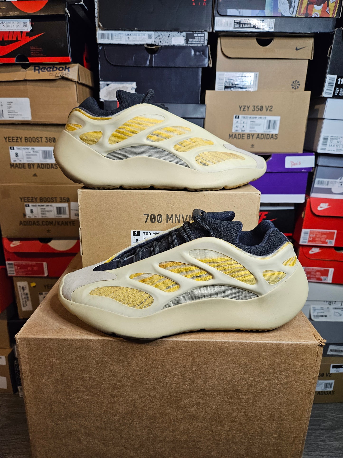 Size 9.5 - YZY 700 V3 Safflower