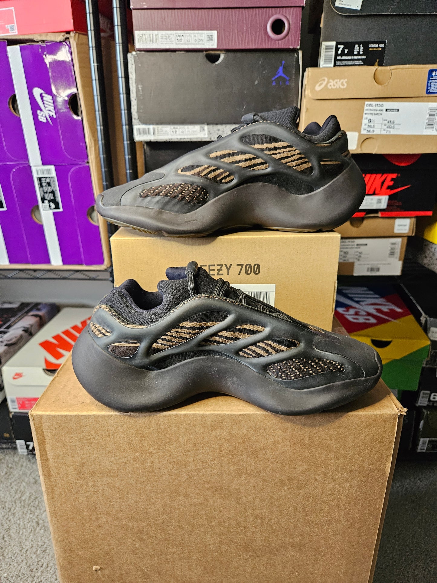 Size 8 - YZY 700 V3 Clay Brown