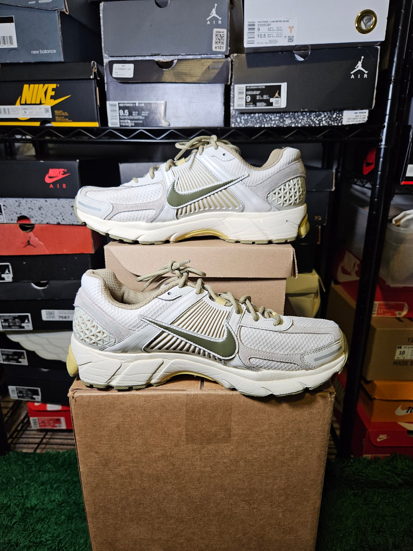 Size 10 - Air Zoom Vomero 5 Light Bone Olive