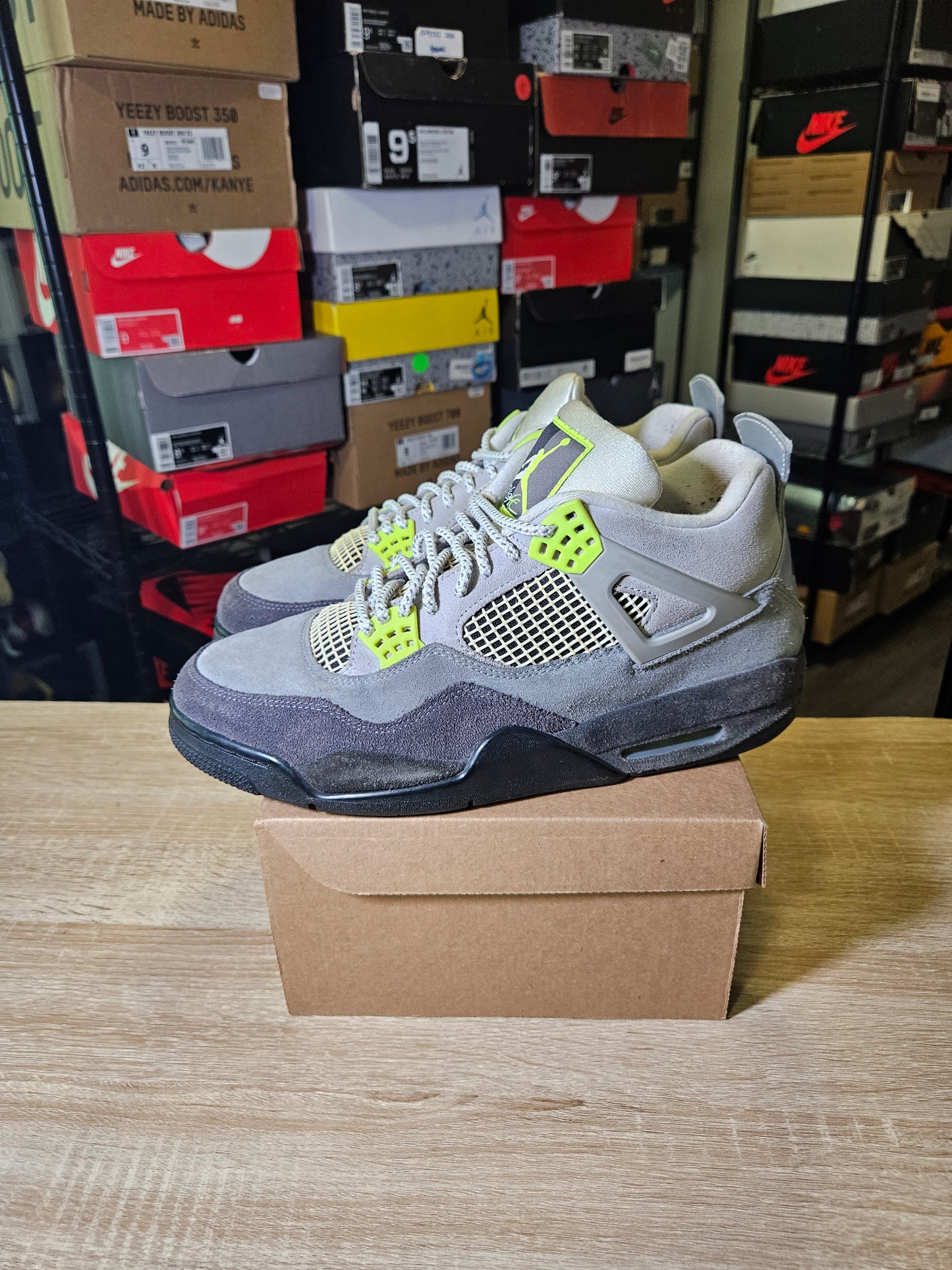 Size 12 - AJ 4 Retro SE Mid Neon 95