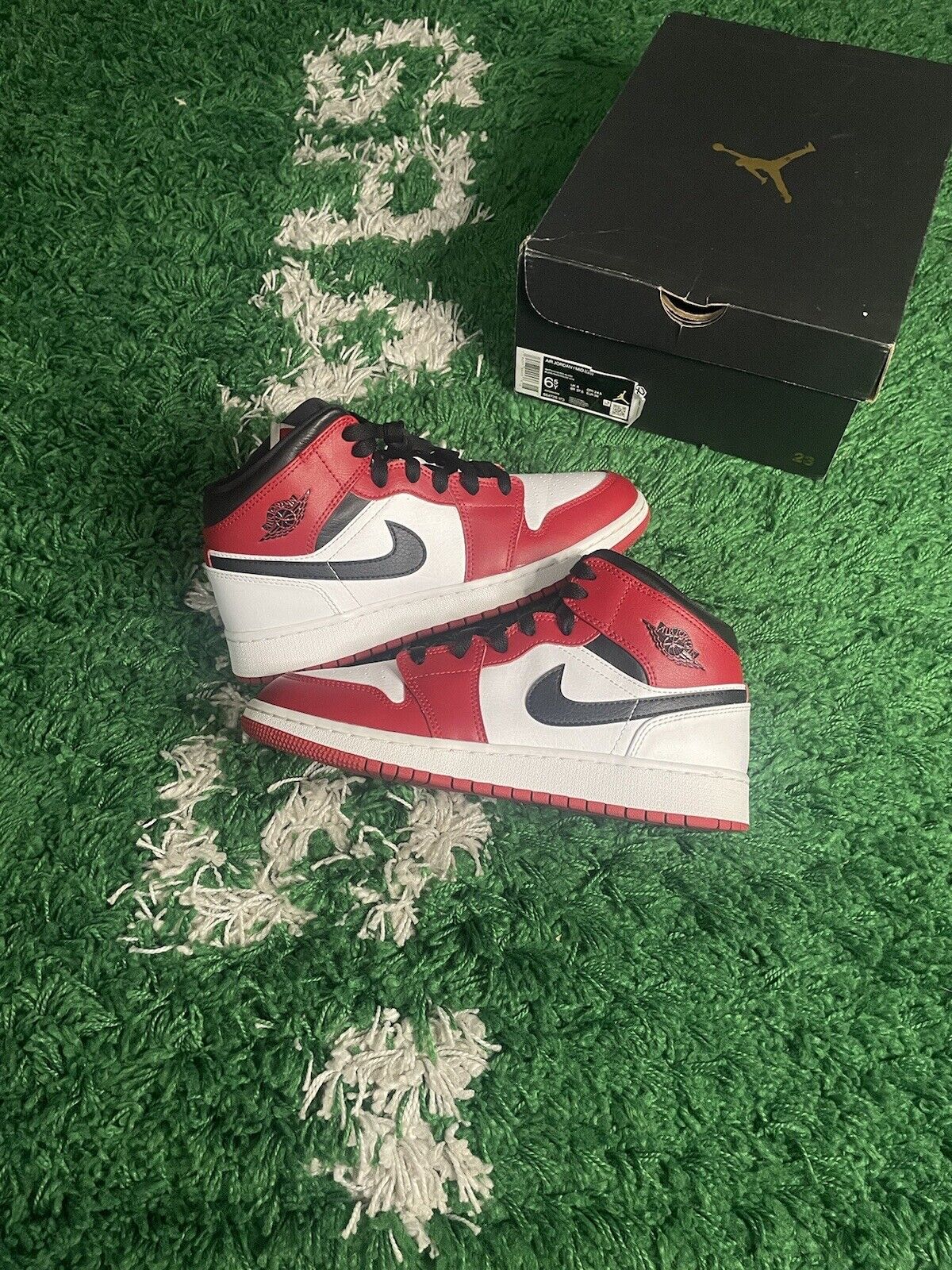 Size 6.5 - Air Jordan 1 Mid Chicago