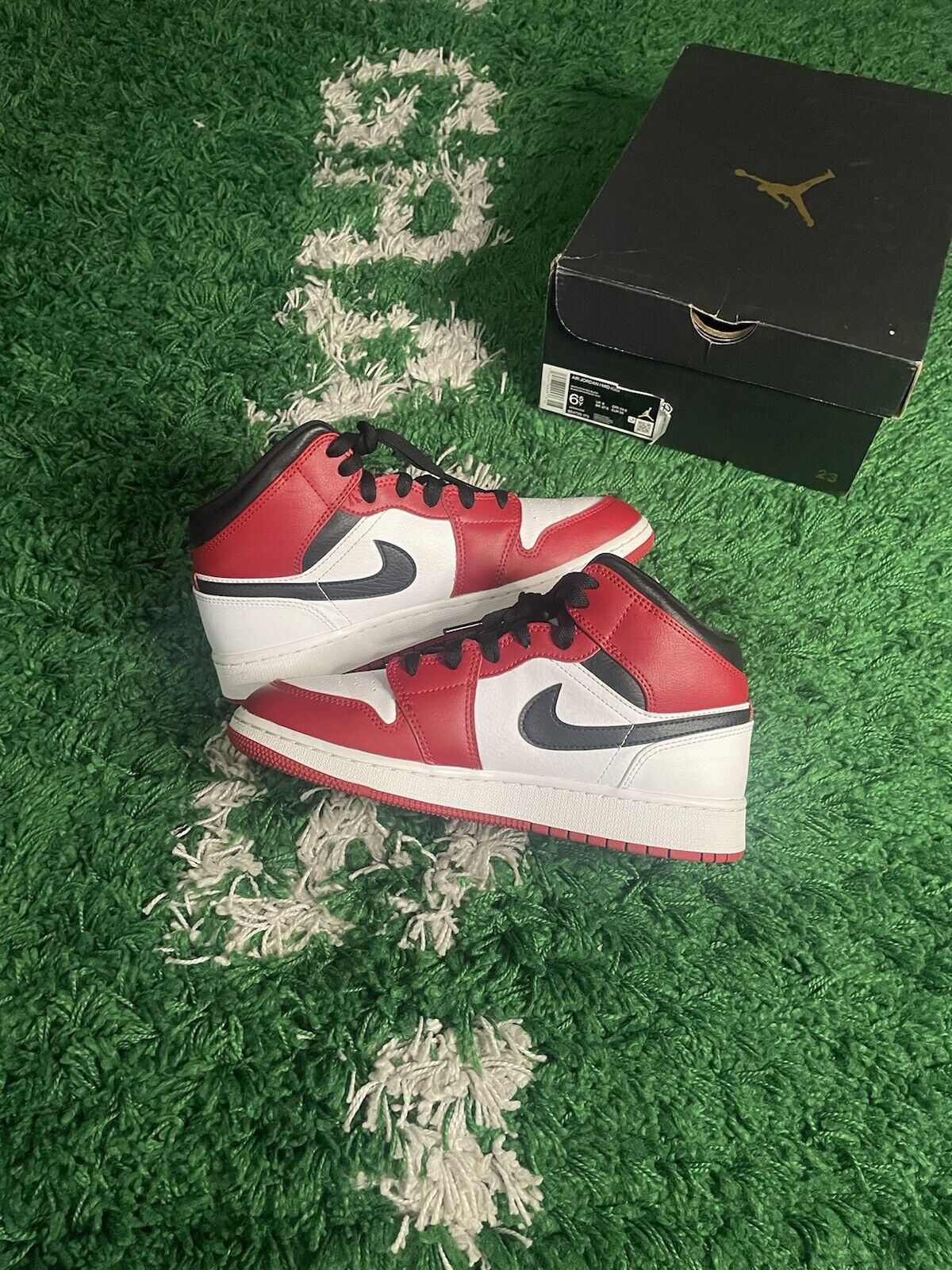 Size 6.5 - Air Jordan 1 Mid Chicago