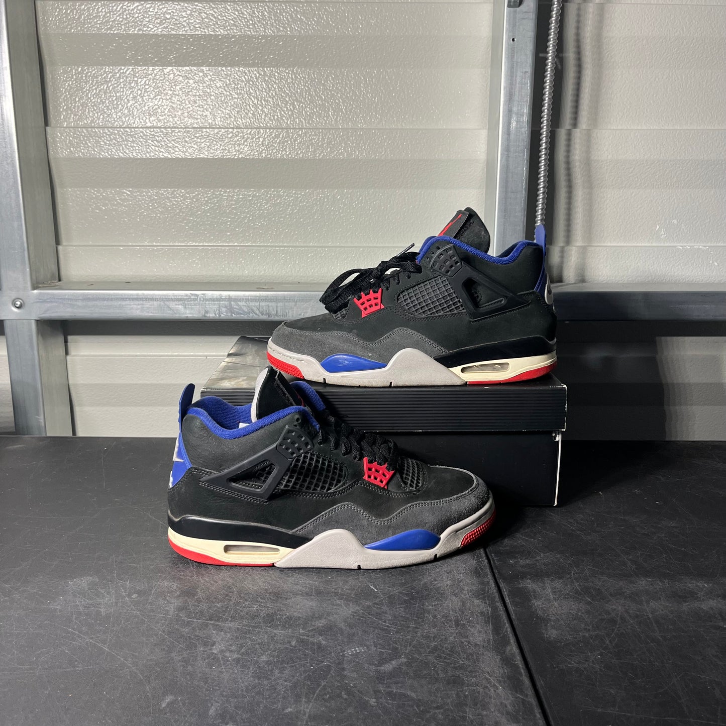 Size 9 - AJ 4 Rare Air