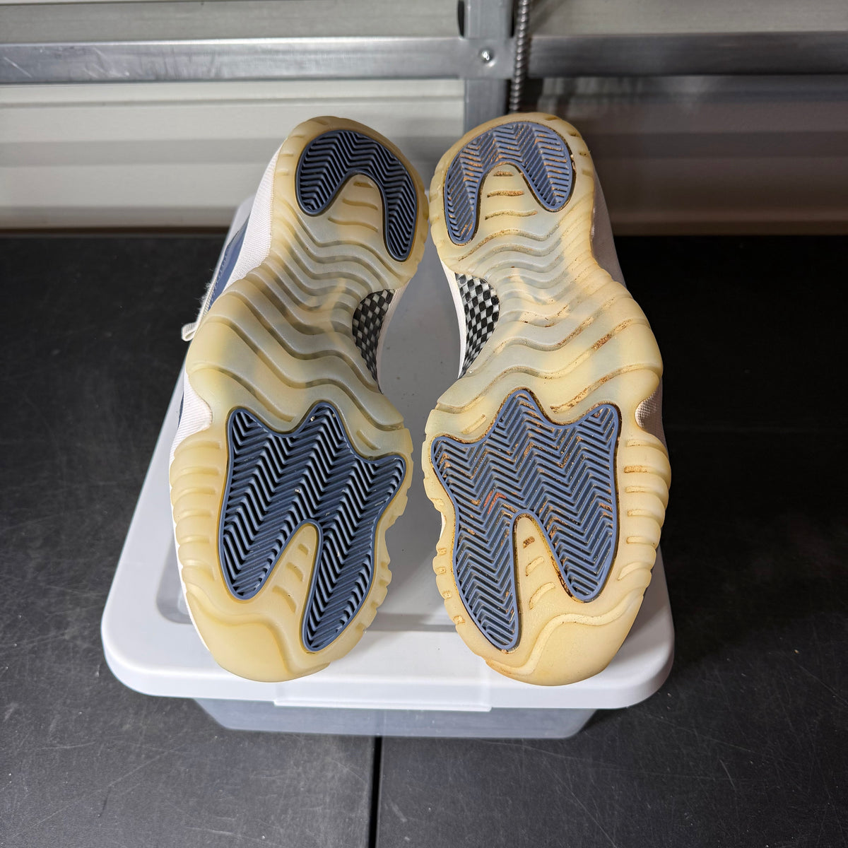 Size 9.5 - AJ 11 Low Diffused Blue