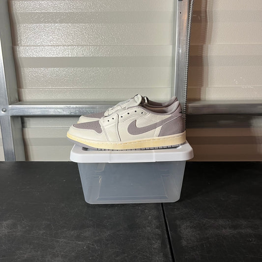 Size 9 - AJ 1 Low Atmosphere Grey