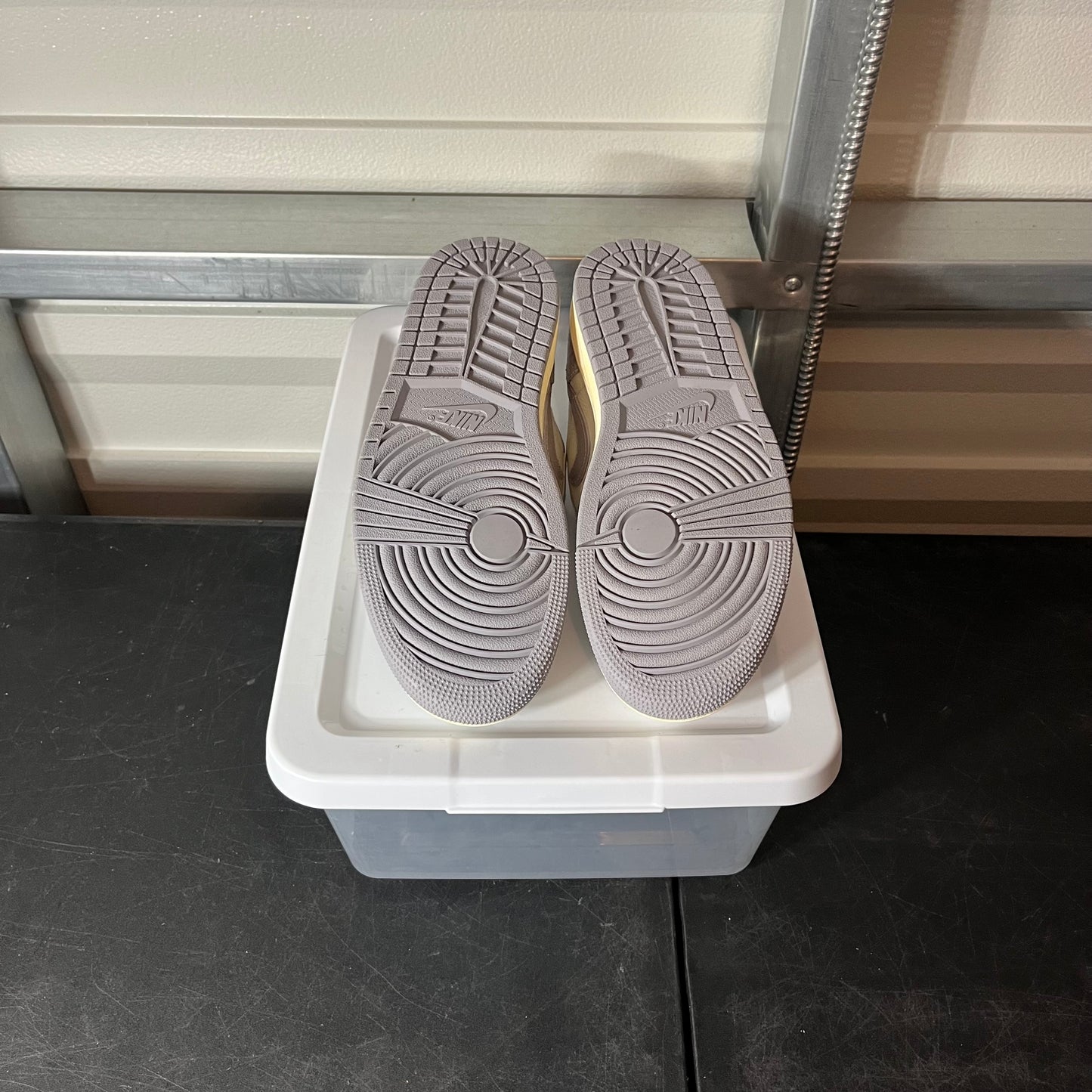 Size 9 - AJ 1 Low Atmosphere Grey