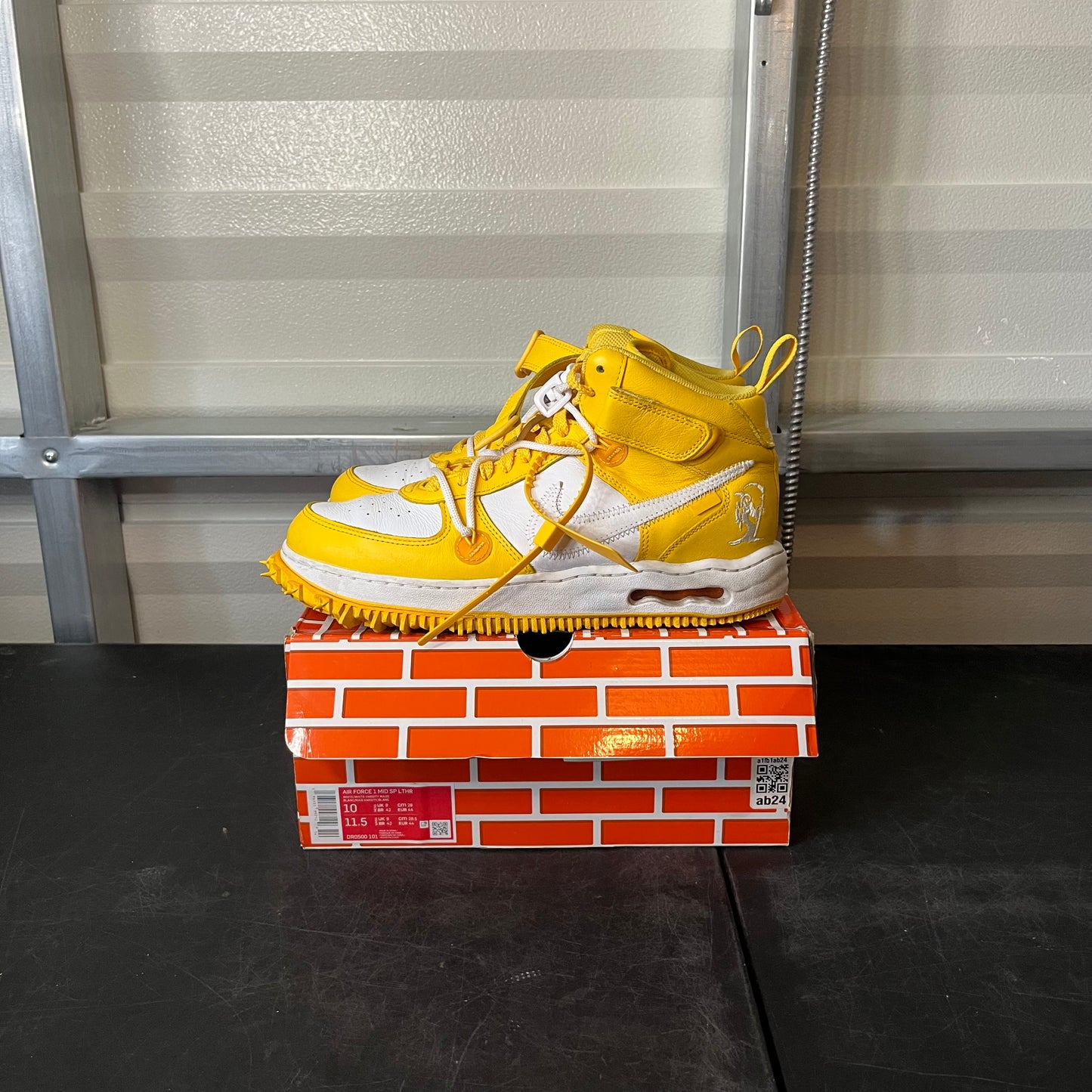 Size 10 - Off White AF 1 Yellow