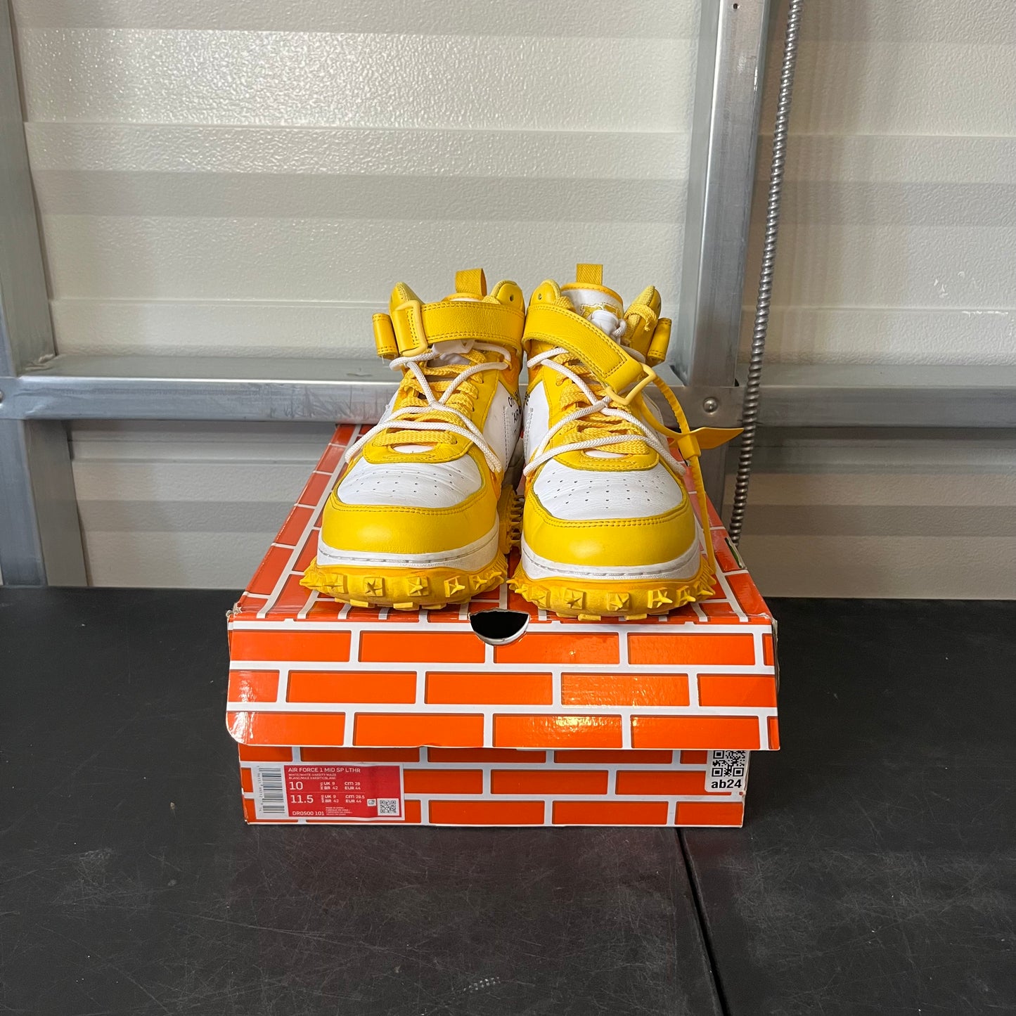 Size 10 - Off White AF 1 Yellow