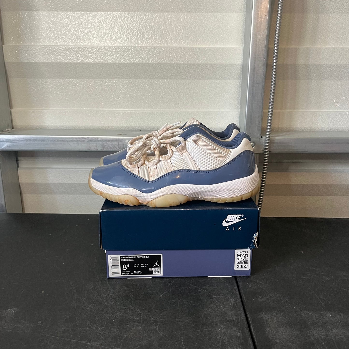 Size 8.5 - AJ 11 Low Diffused Blue