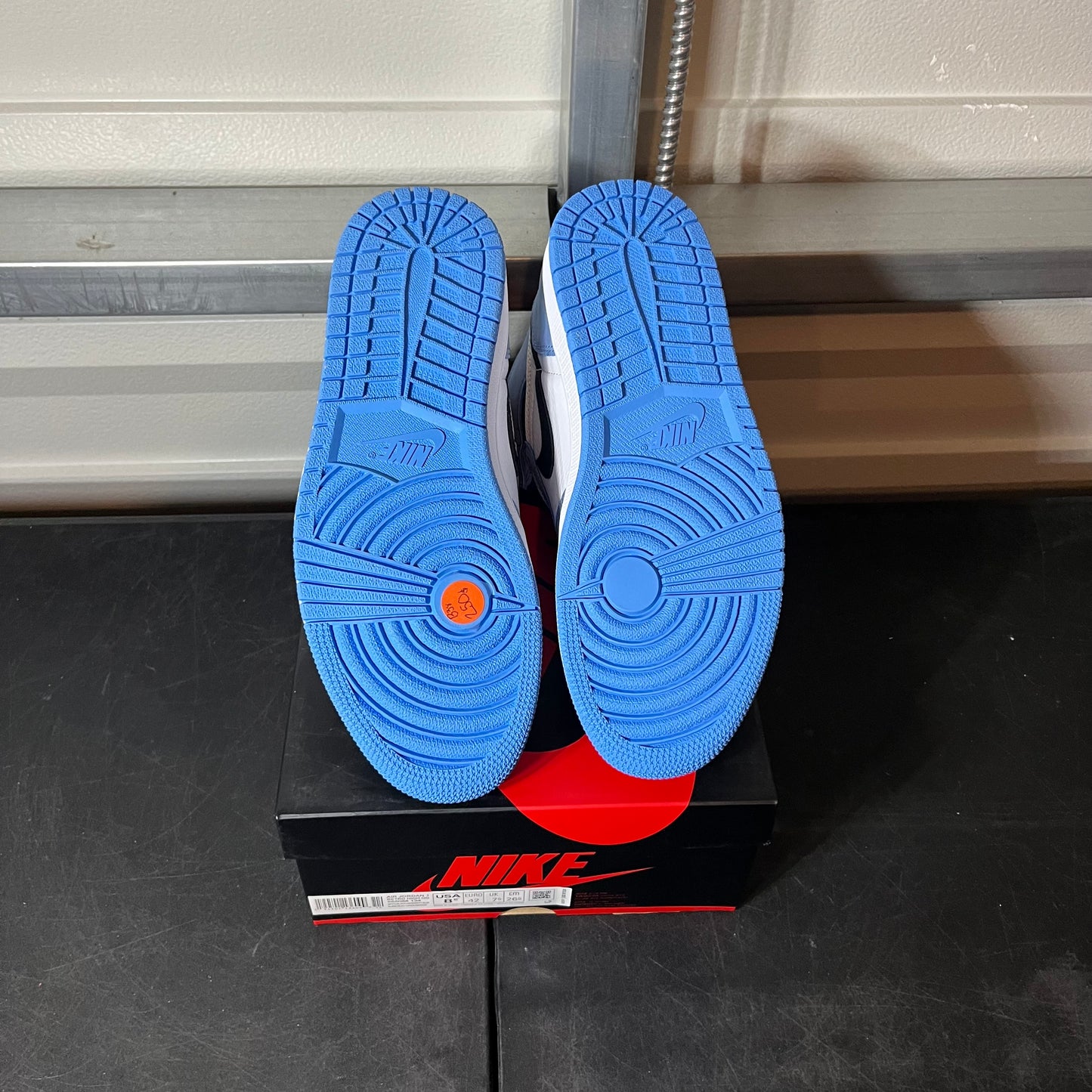Size 8.5 - AJ 1 University Blue