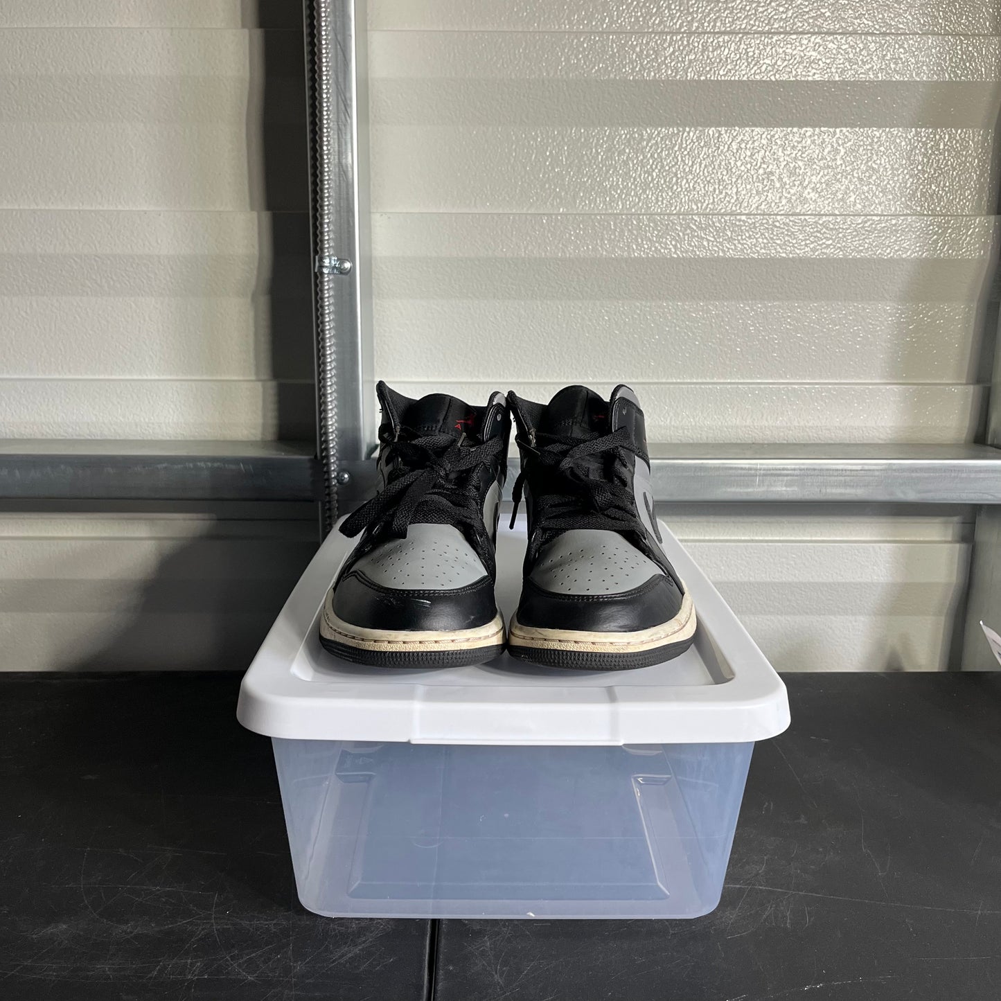 Size 8.5 - AJ 1 Mid Shadow