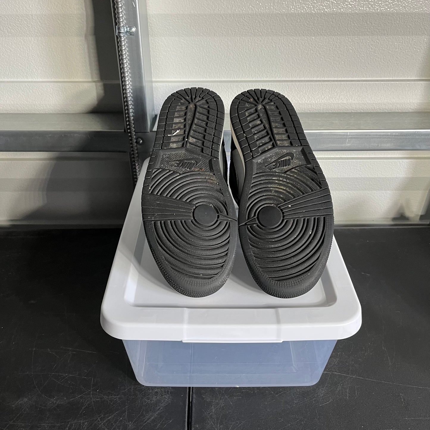 Size 8.5 - AJ 1 Mid Shadow