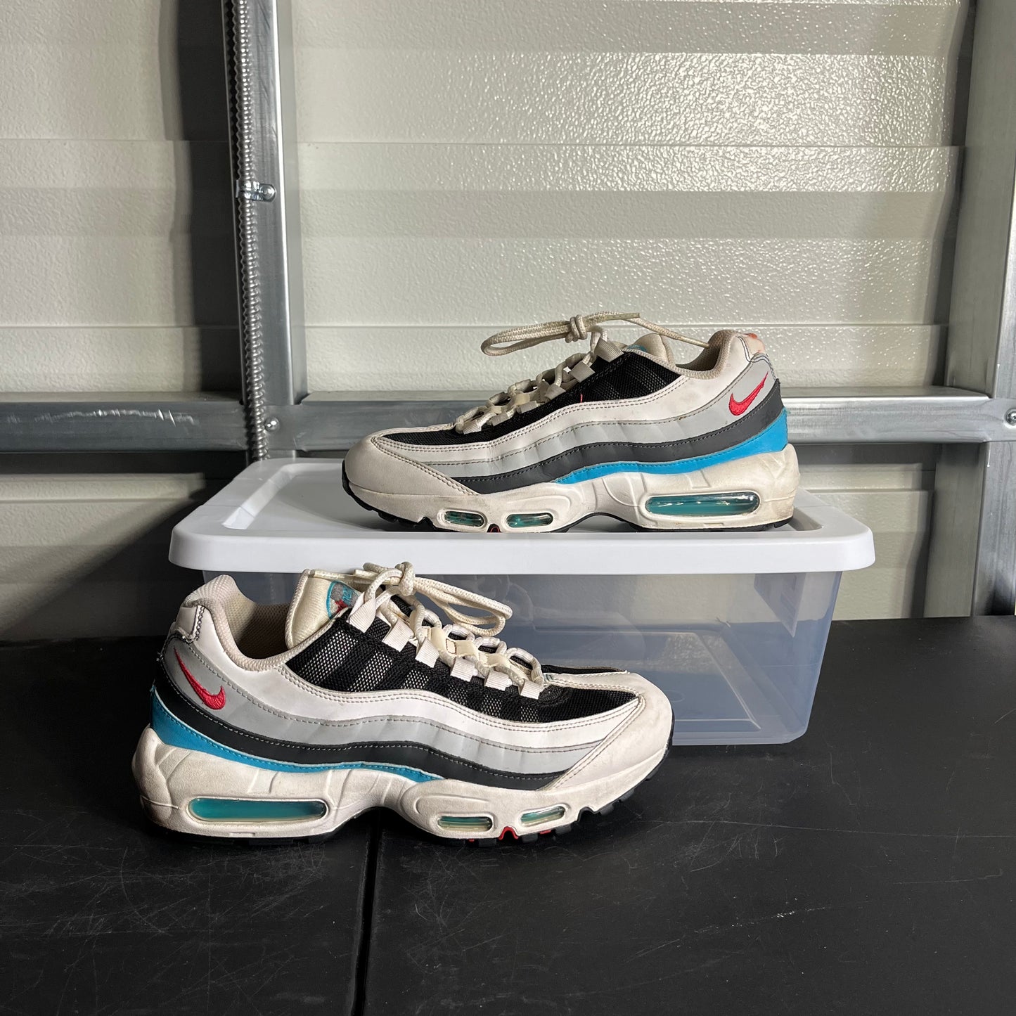 Size 8 - AM 95 Chlorine Blue Light Fusion Red