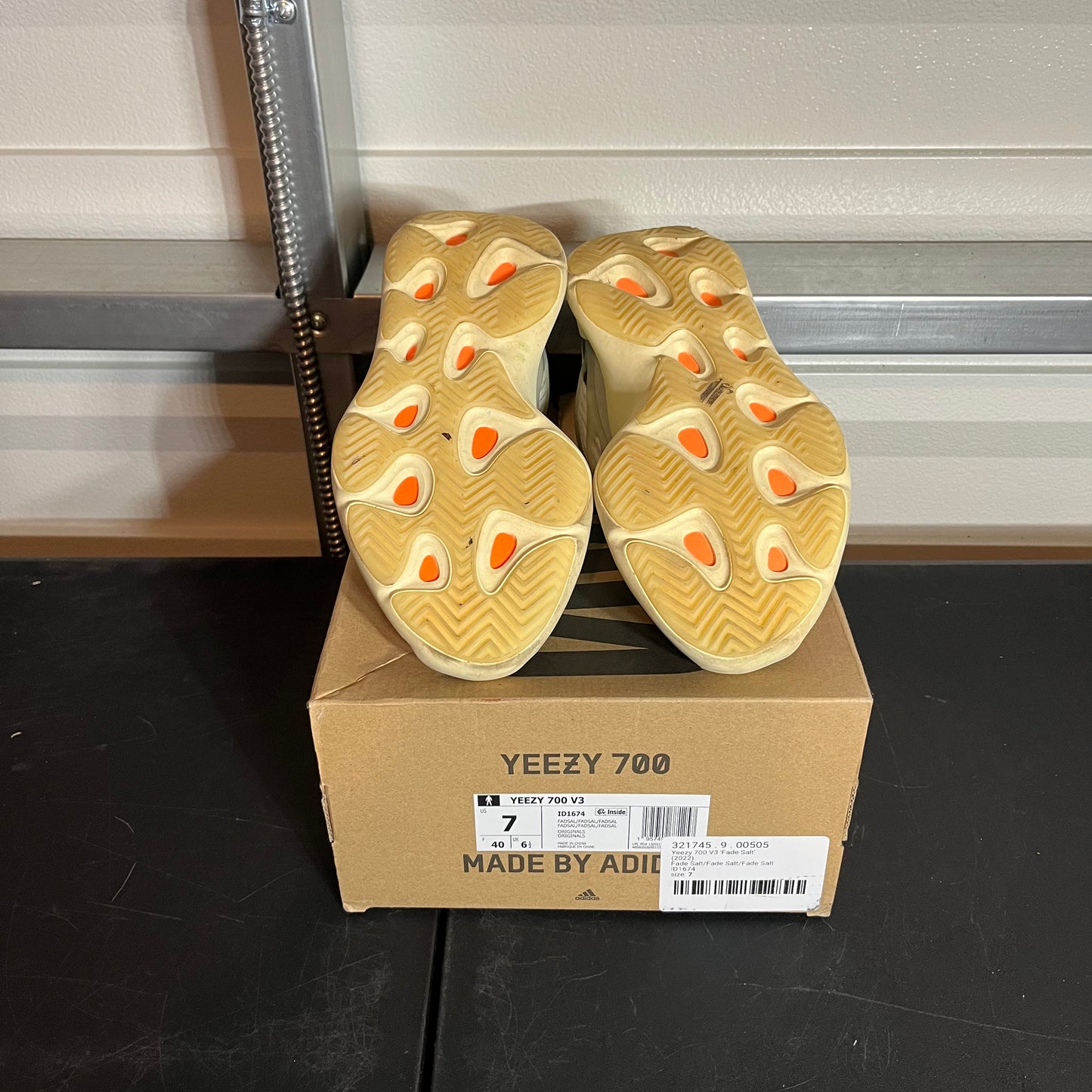 Size 7 - YZY 700 V3 Fade Salt