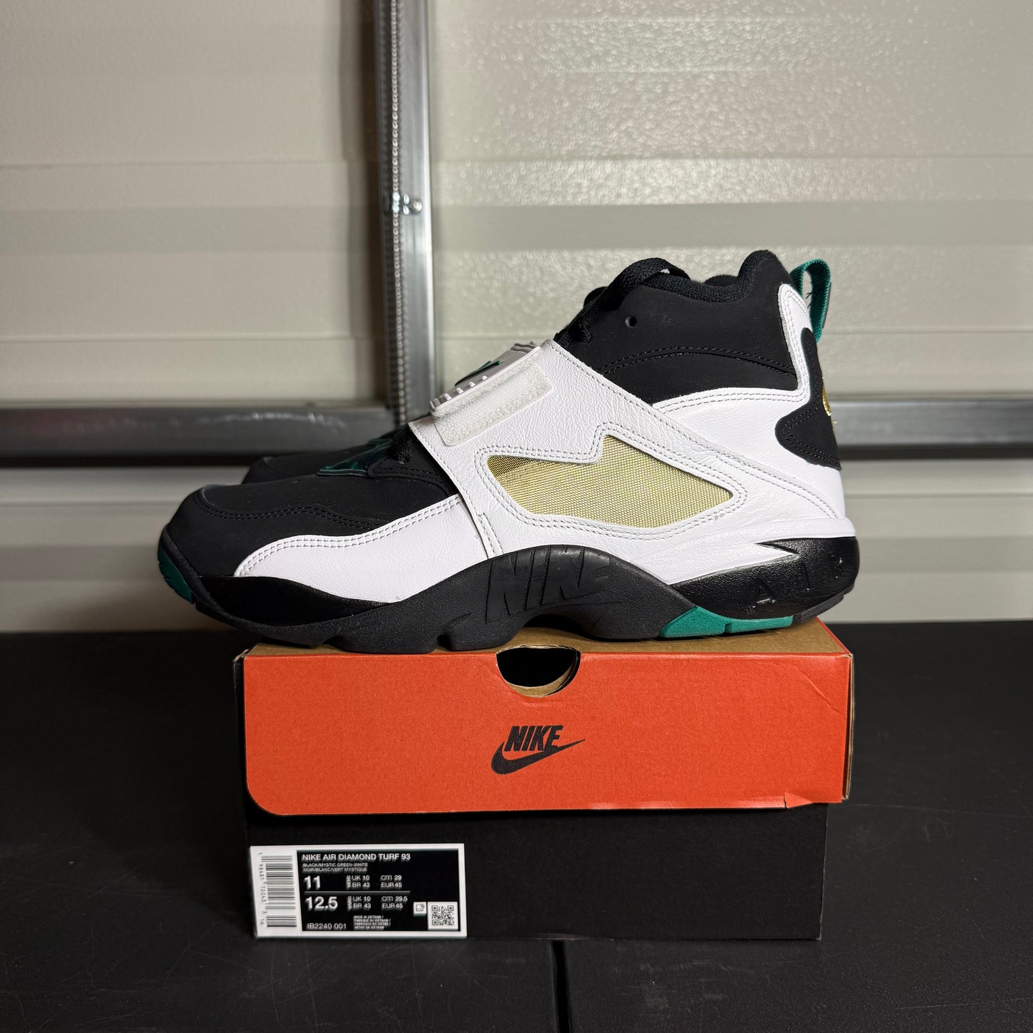 Size 11 -  Air Diamond Turf Emerald