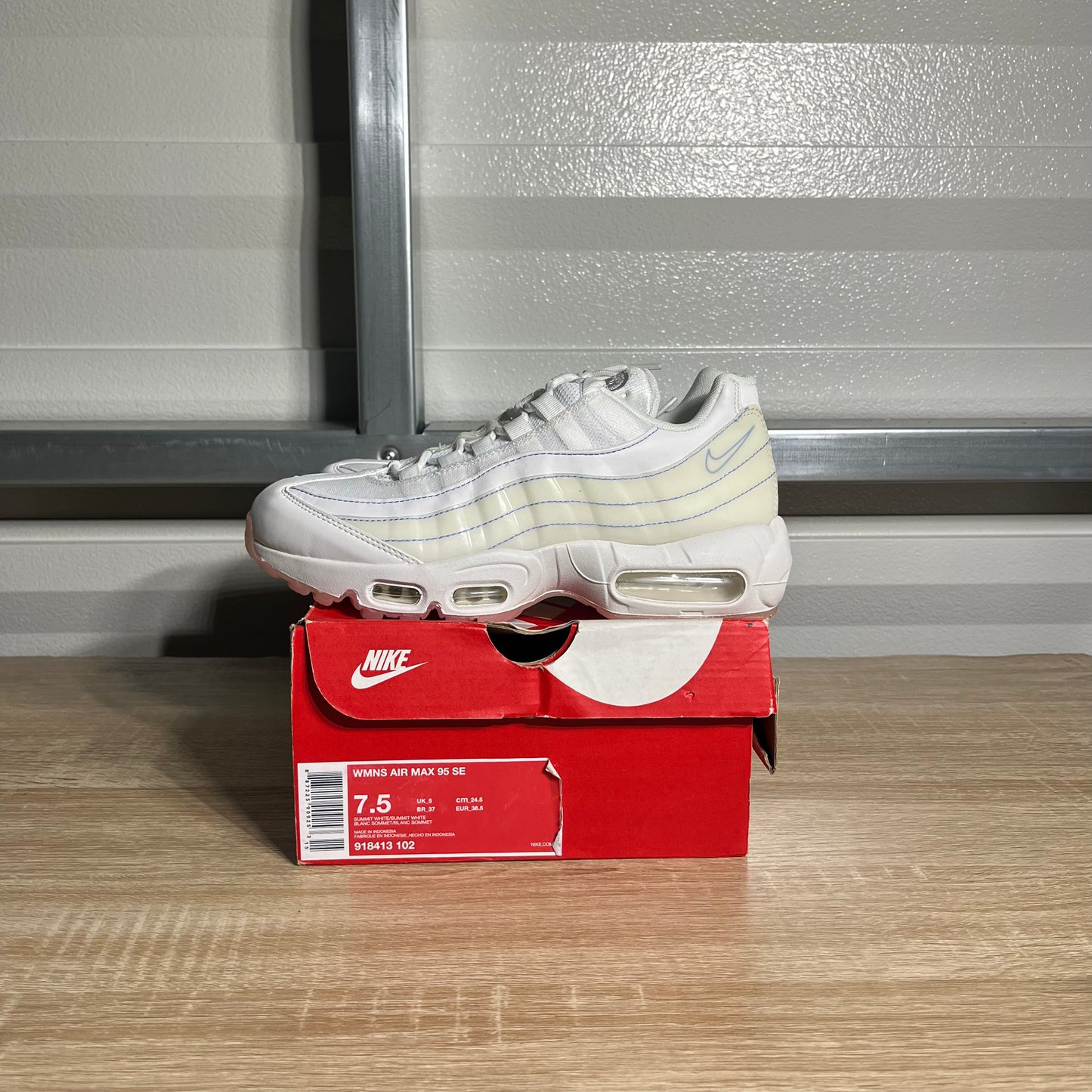 Size 7.5W - AM 95 SE Essential Triple White Grey
