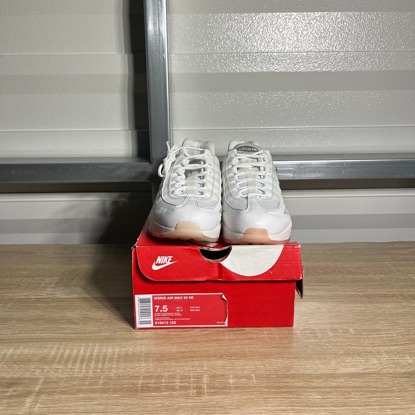 Size 7.5W - AM 95 SE Essential Triple White Grey