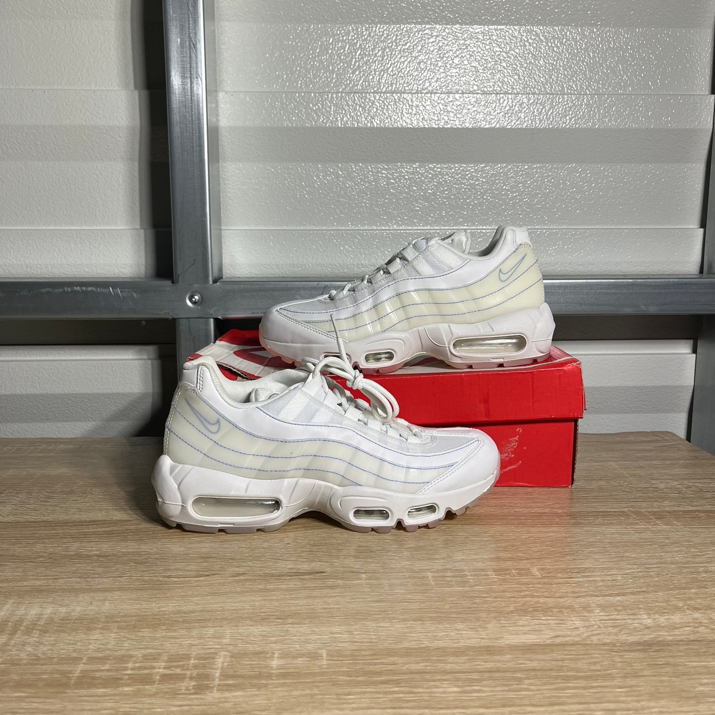 Size 7.5W - AM 95 SE Essential Triple White Grey