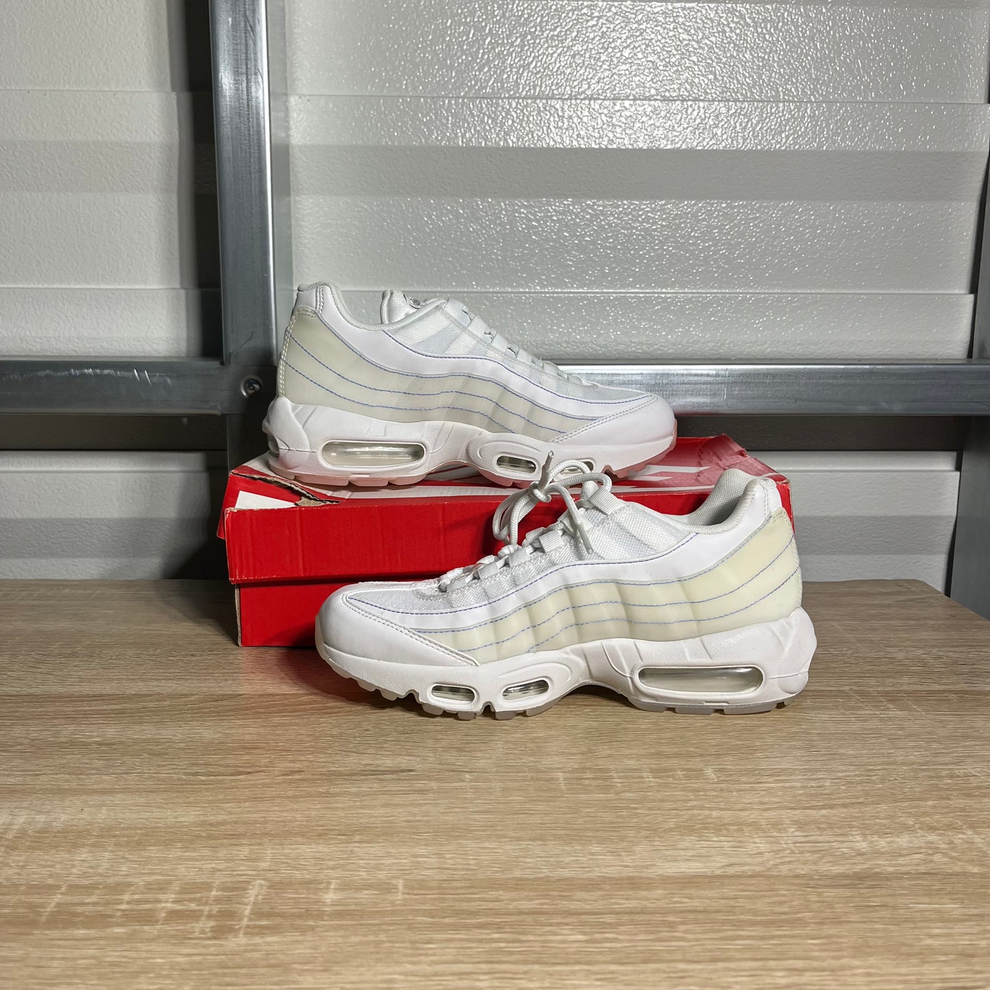 Size 7.5W - AM 95 SE Essential Triple White Grey
