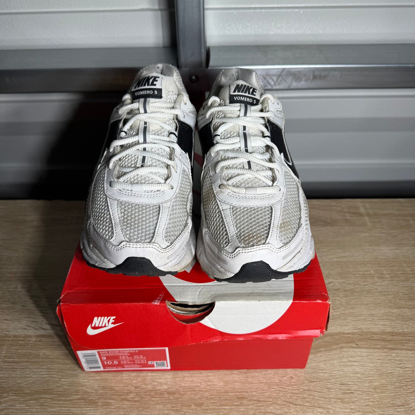 Size 9 - Zoom Vomero 5 White Black