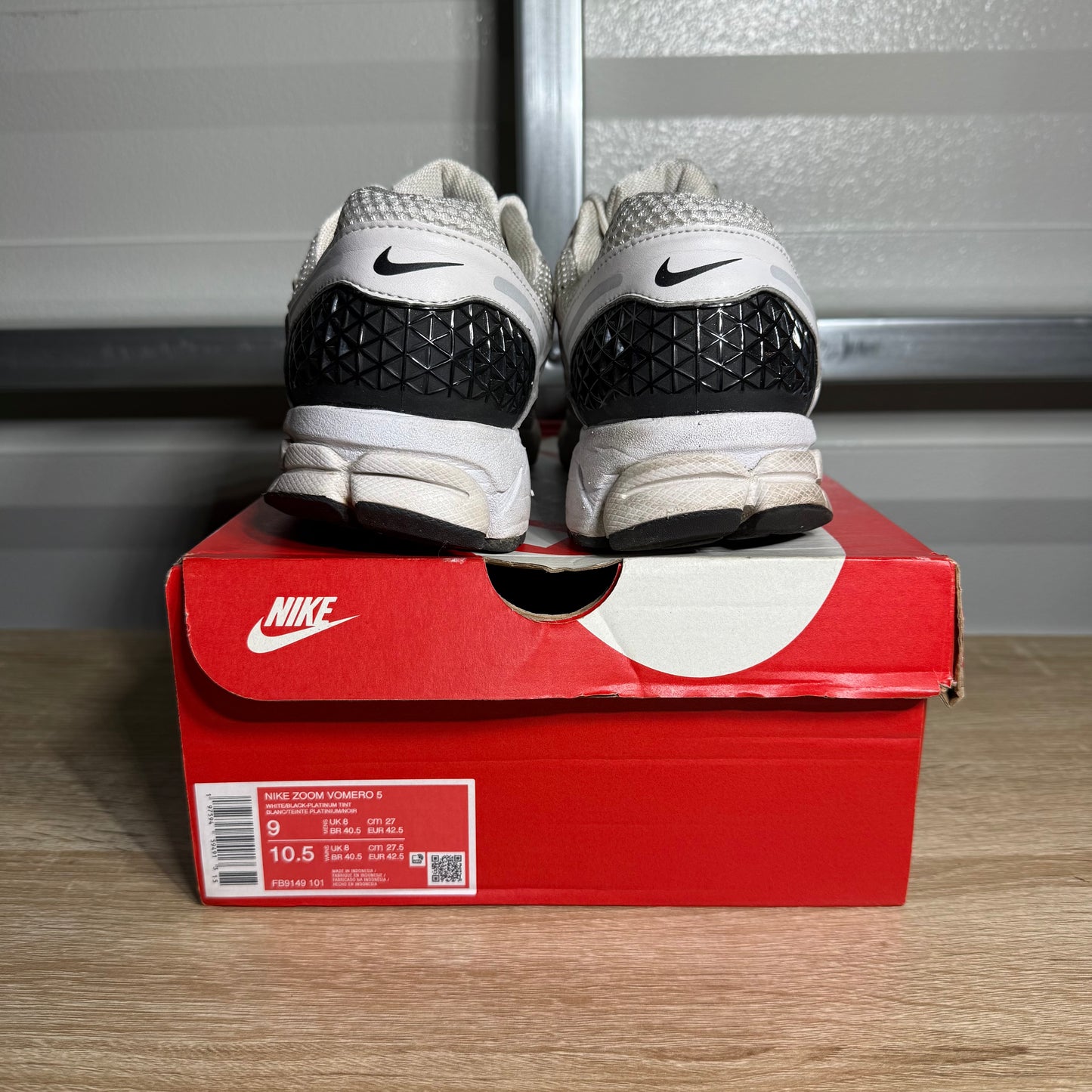 Size 9 - Zoom Vomero 5 White Black