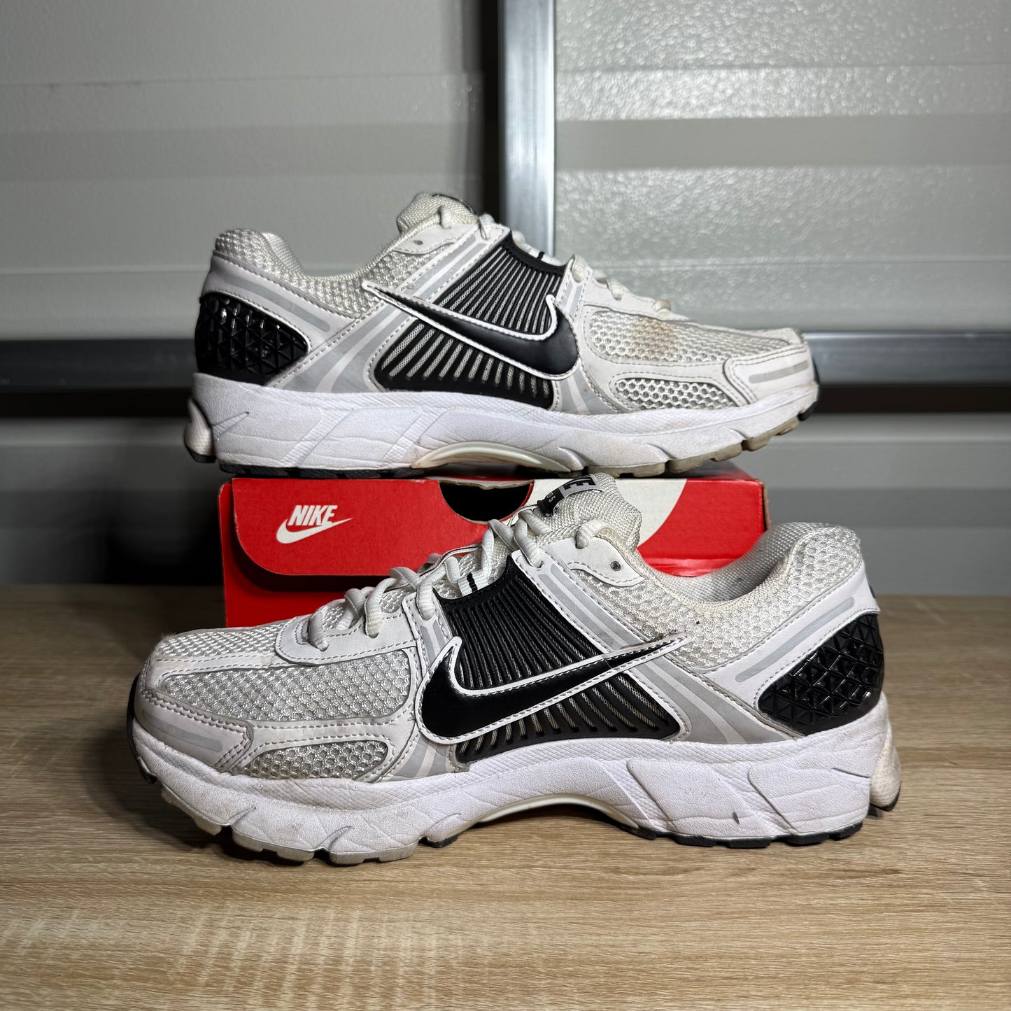 Size 9 - Zoom Vomero 5 White Black