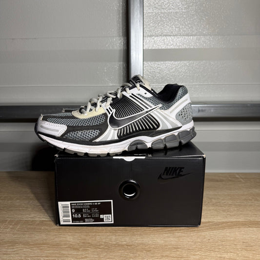 Size 9 - Zoom Vomero 5 SE SP Black White