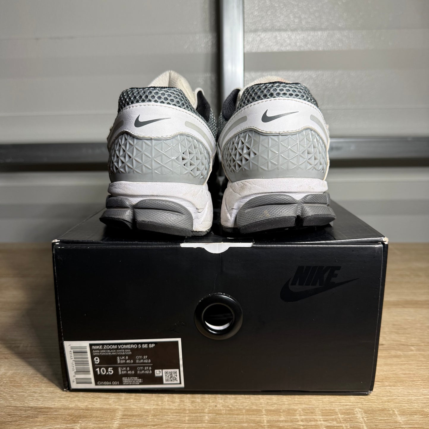 Size 9 - Zoom Vomero 5 SE SP Black White