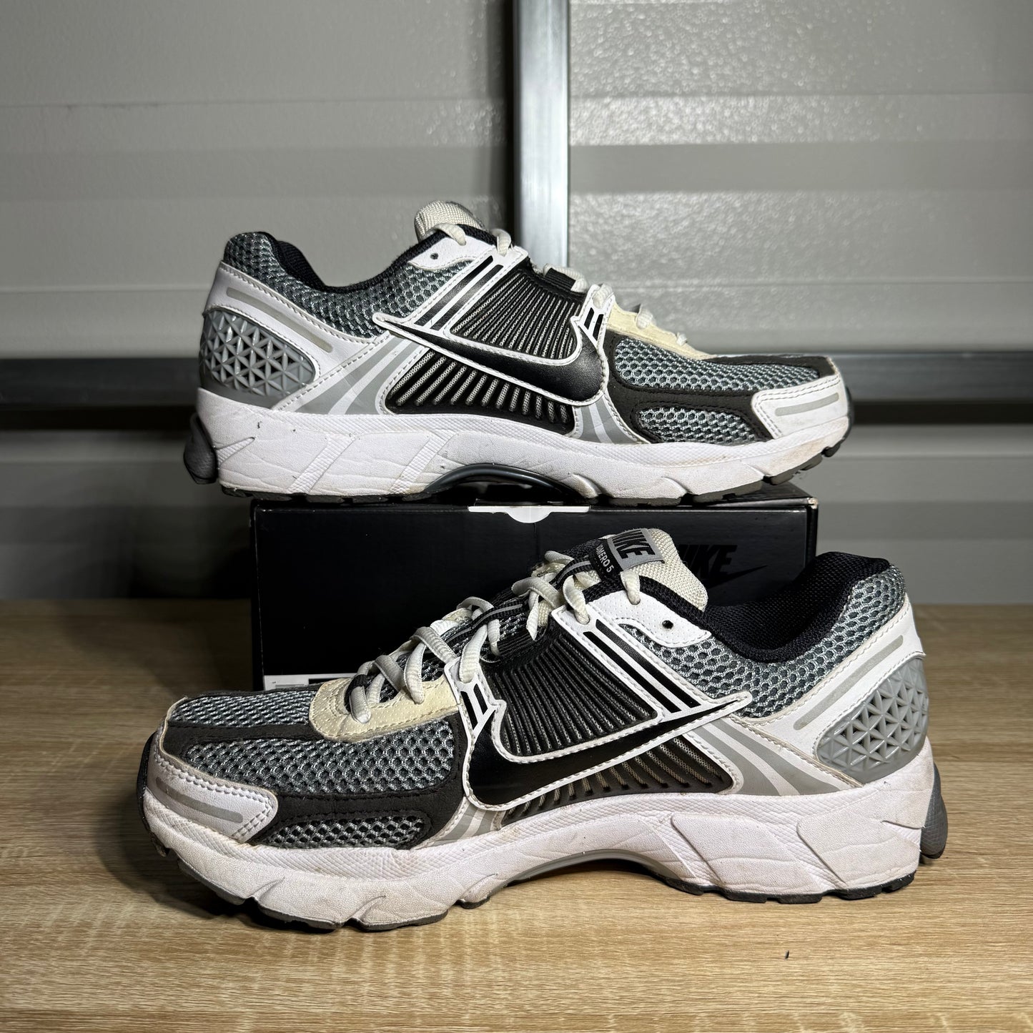 Size 9 - Zoom Vomero 5 SE SP Black White