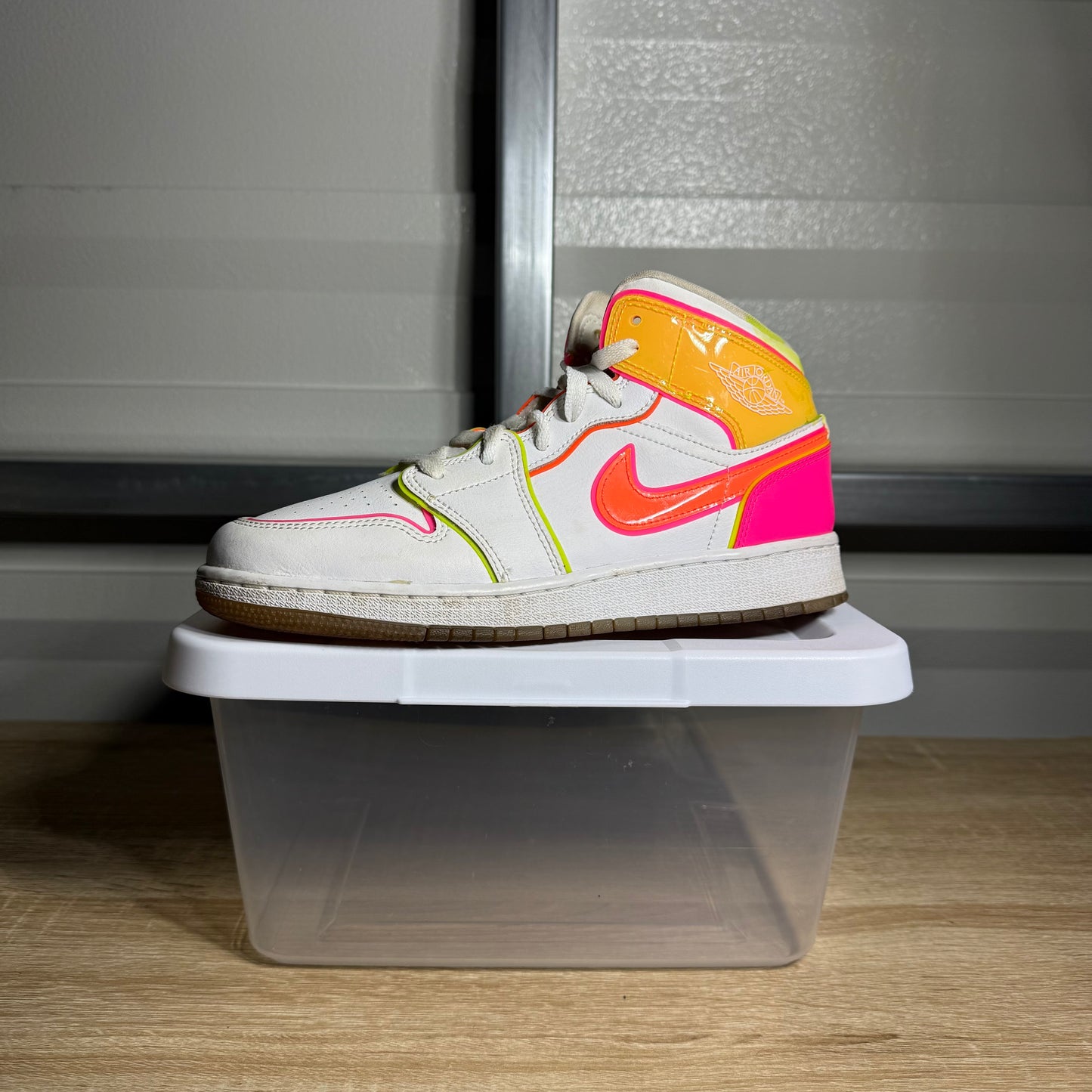 Size 5.5Y – AJ 1 Mid SE GS Edge Glow