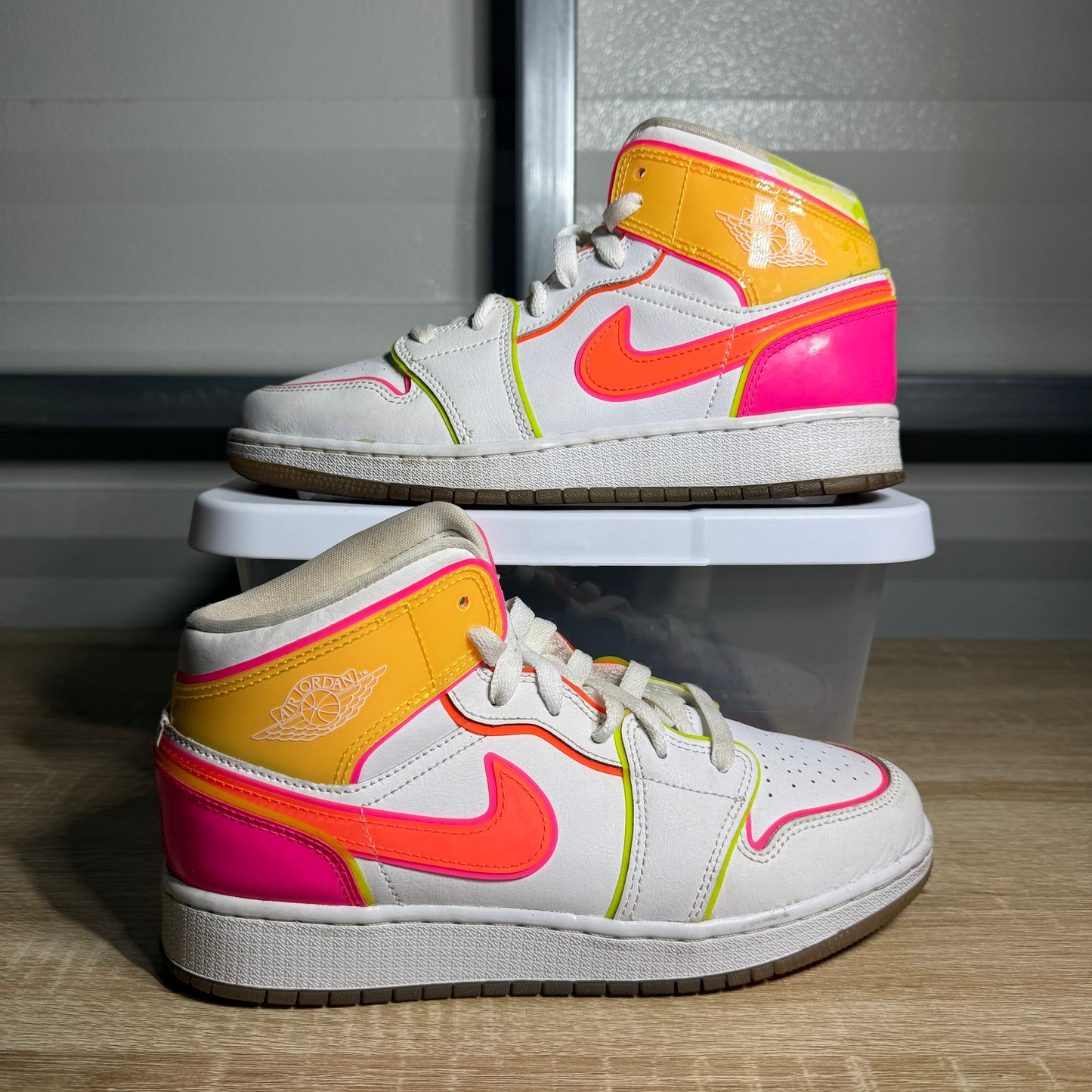 Size 5.5Y – AJ 1 Mid SE GS Edge Glow