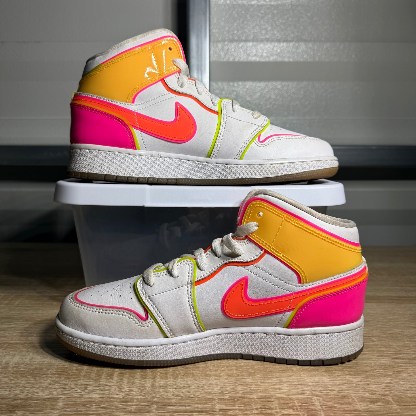 Size 5.5Y – AJ 1 Mid SE GS Edge Glow
