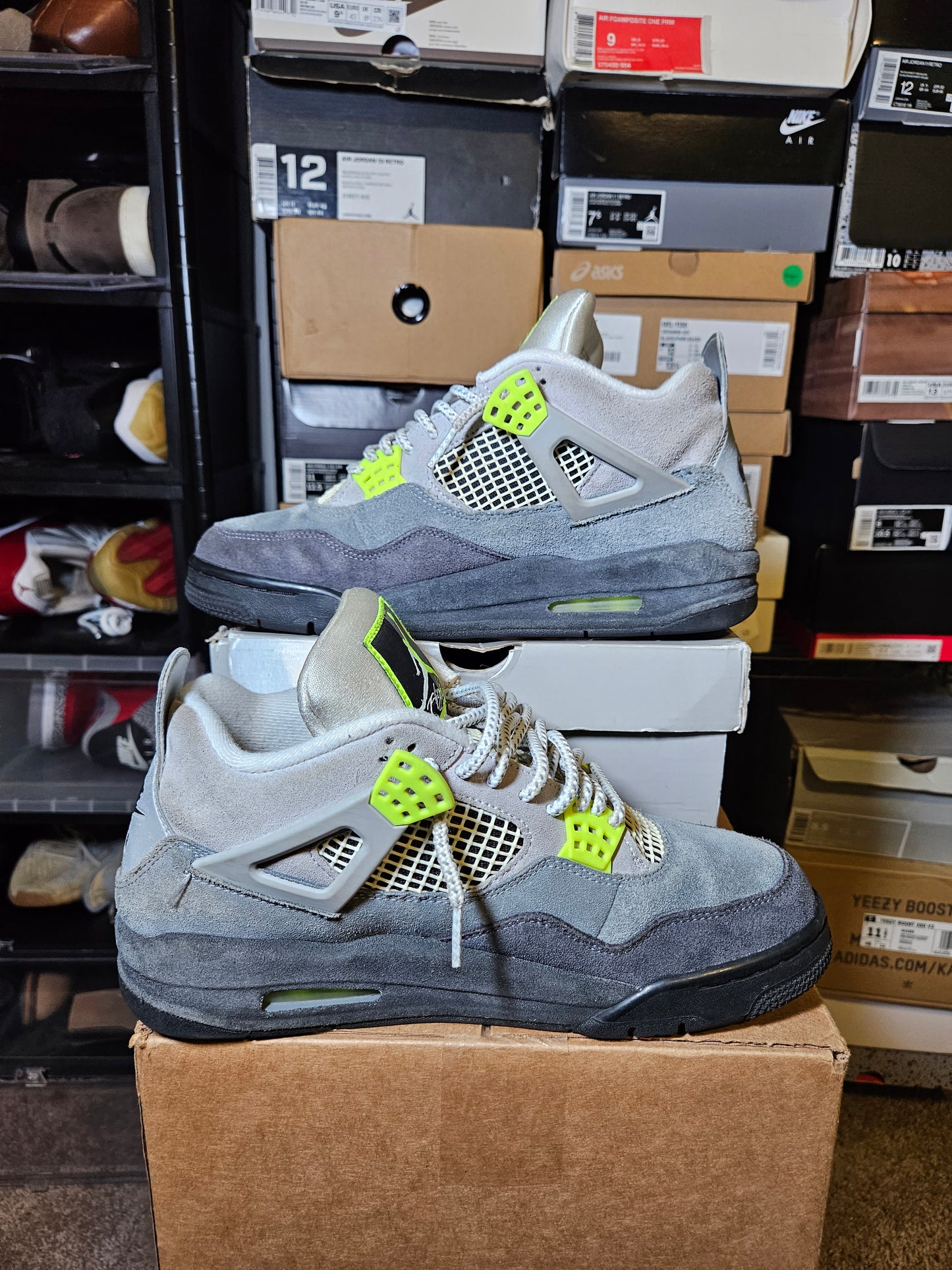 Size 9.5 - AJ 4 Retro SE Mid Neon 95