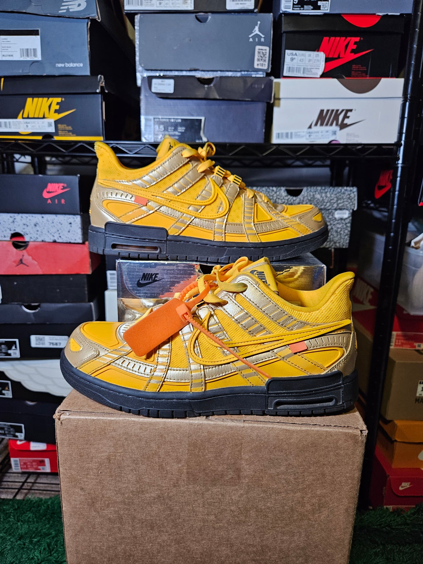 Size 10 - Off-White x Air Rubber Dunk University Gold